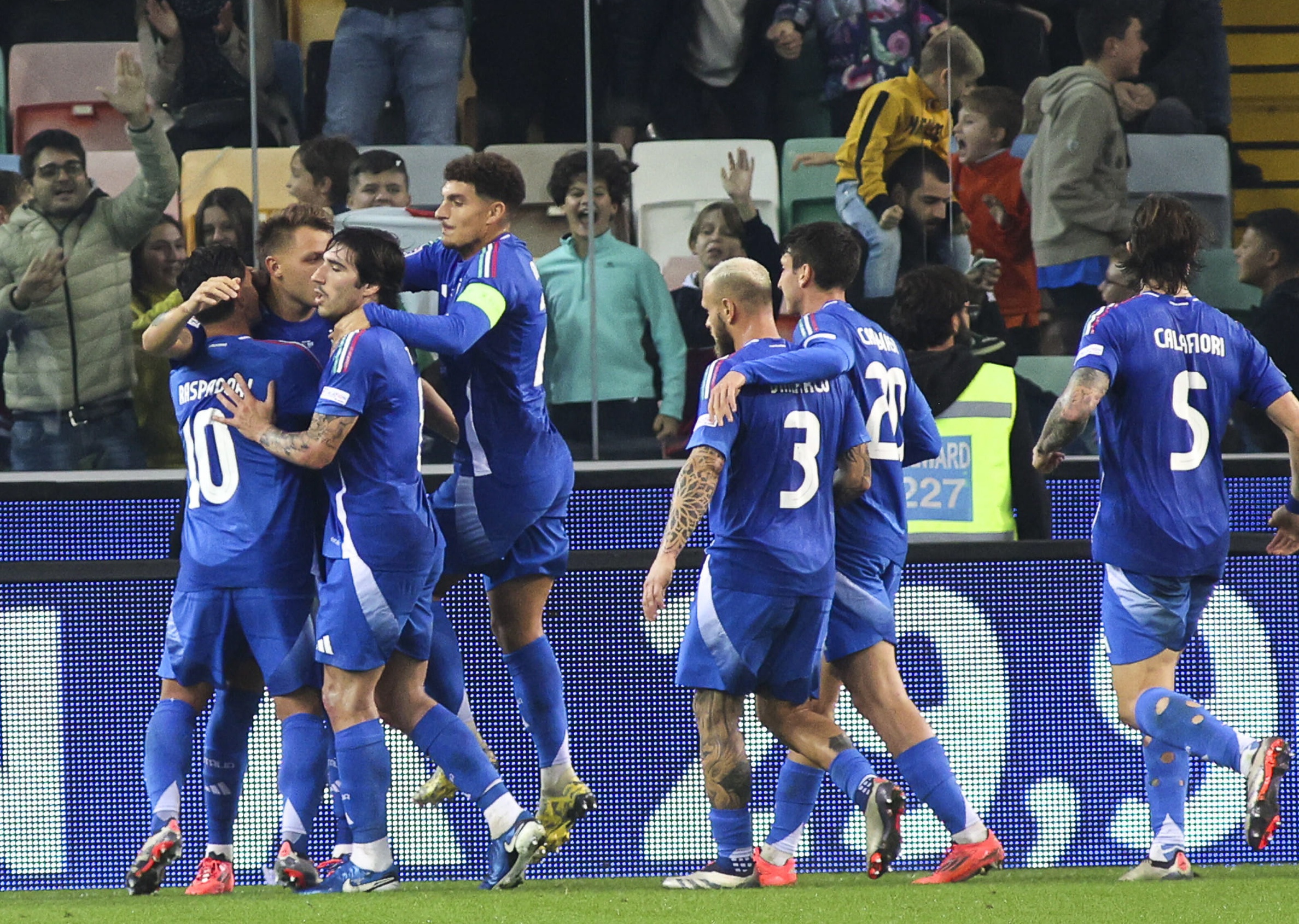 epa11659467 Matteo Retegui of Italy celebrates after scoring the opening goal during the UEFA Nations League A soccer match Italy vs Israel in Udine, Italy, 14 October 2024.  EPA-EFE/DAVIDE CASENTINI