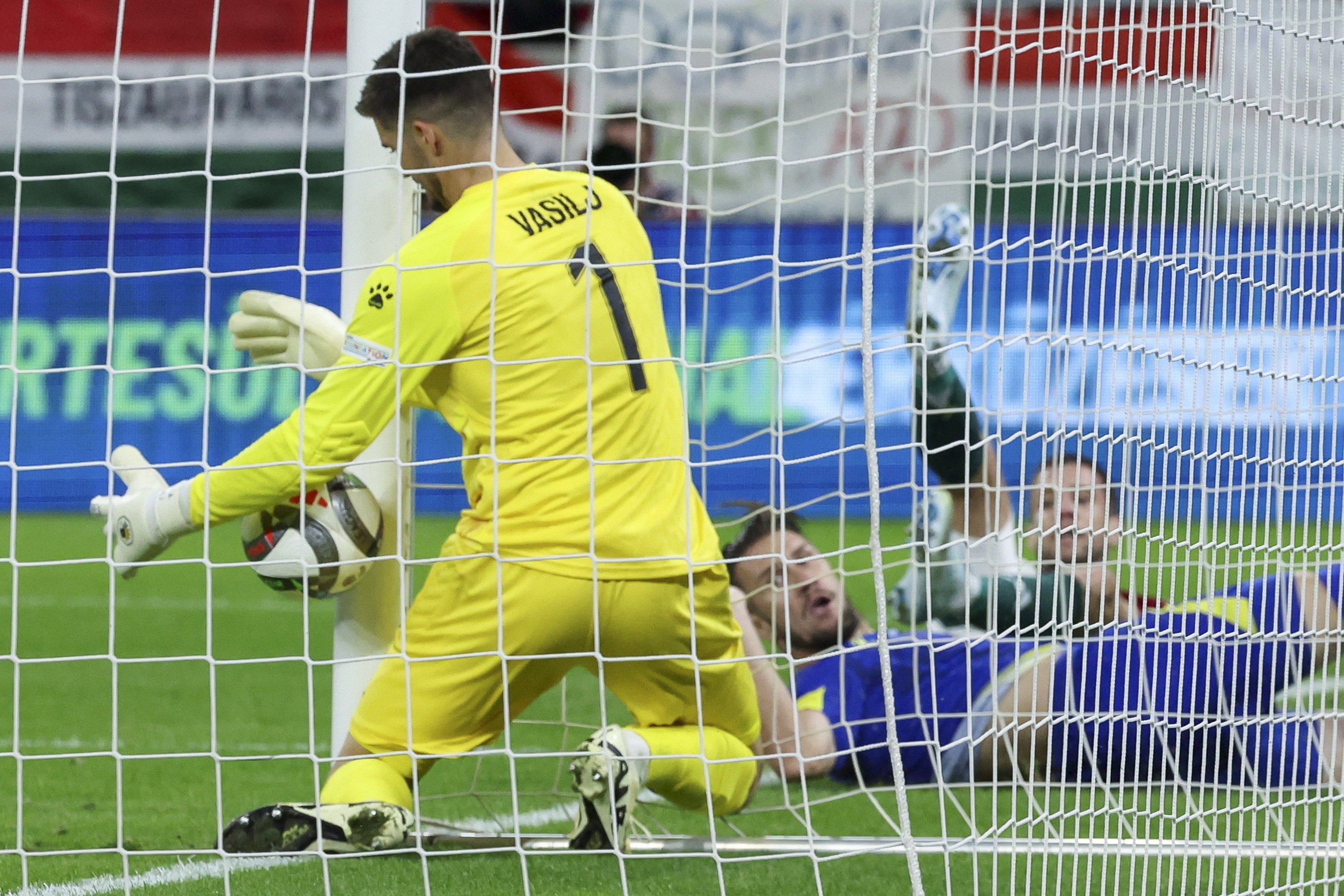 epa11597169 Goalkeeper Nikola Vasilj of Bosnia and Herzegovina saves during the UEFA Nations League group A soccer match between Hungary and Bosnia and Herzegovina, in Budapest, Hungary, 10 September 2024.  EPA-EFE/Robert Hegedus HUNGARY OUT