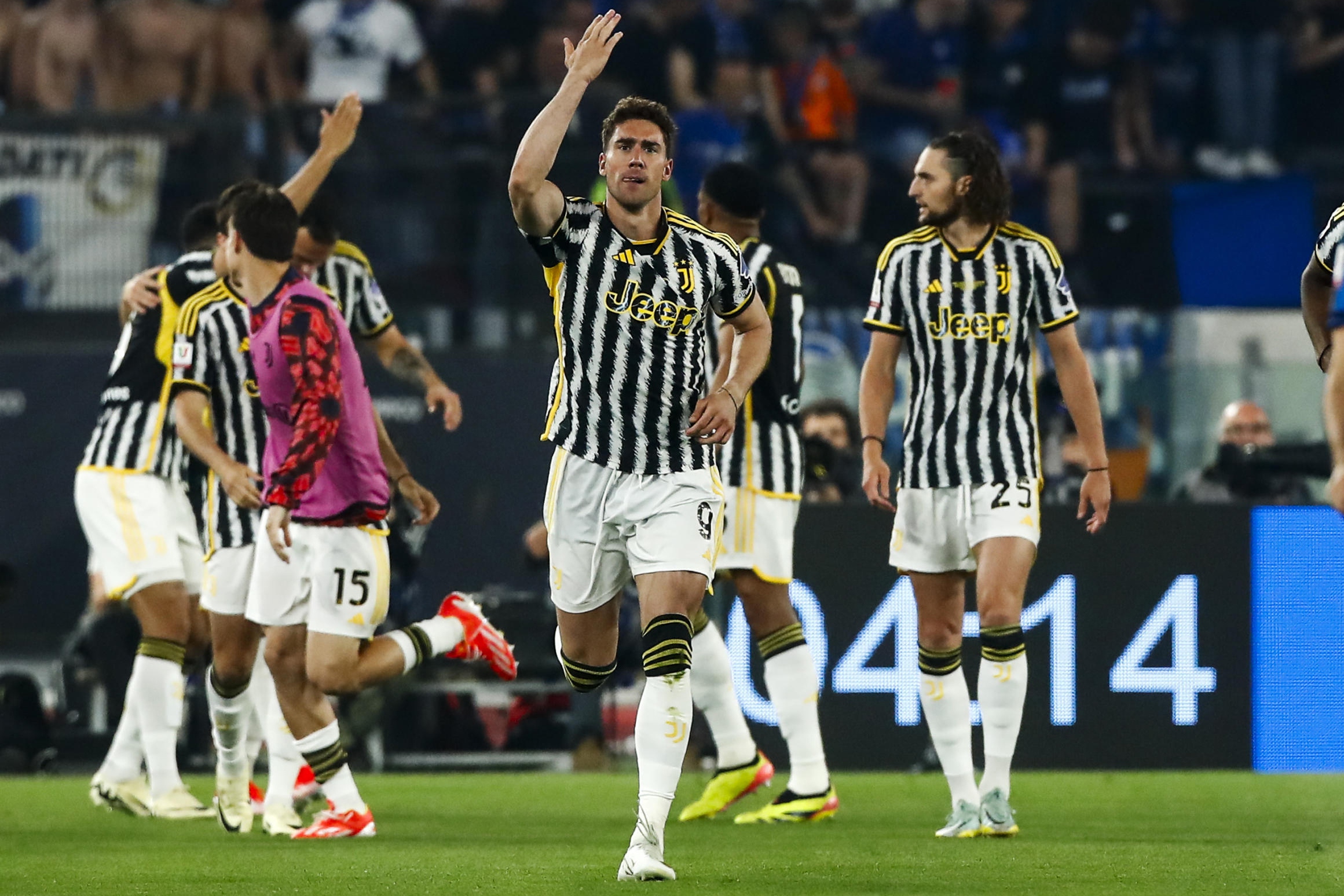 epa11343033 Dusan Vlahovic (C) of Juventus celebrates after scoring the 0-1 goal during the Italian Cup final soccer match between Atalanta BC and Juventus FC, in Rome, Italy, 15 May 2024.  EPA-EFE/ANGELO CARCONI