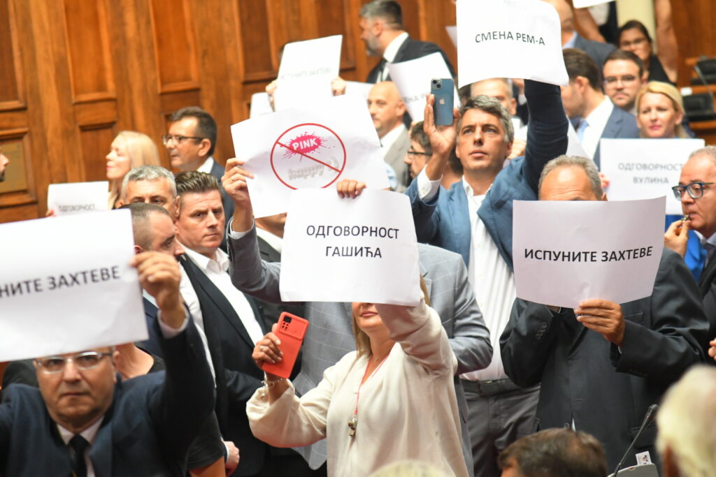 Beograd 05.09.2023. Skupština Srbije, sednica Skupštine Srbije, poslanici, skupštinska sala, blokada sednice, opozicija Foto: Nemanja Jovanović/Nova.rs