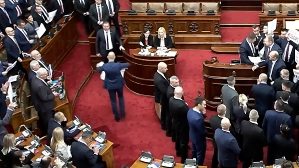 Radoslav Milojičić Kena otima transparent Borislavu Novakoviću