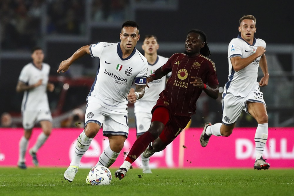 epa11671971 Inter's Lautaro Martinez (L) and Roma's Kouadio Kone (R) in action during the Italian Serie A soccer match AS Roma vs FC Inter at Olimpico stadium in Rome, Italy, 20 October 2024.  EPA-EFE/ANGELO CARCONI