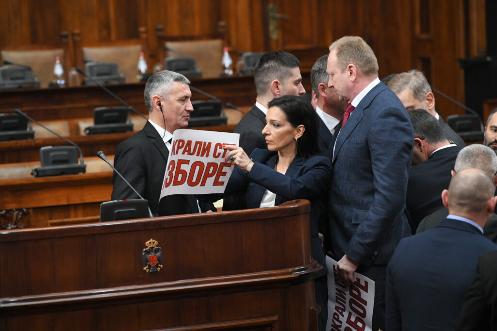 Beograd 06. februar 2024. Prvo zasedanje skupštine Skušsina Srbije sednica opozicija transparenti Pokrali ste izbore Foto:Amir Hmazagić/Nova.rs