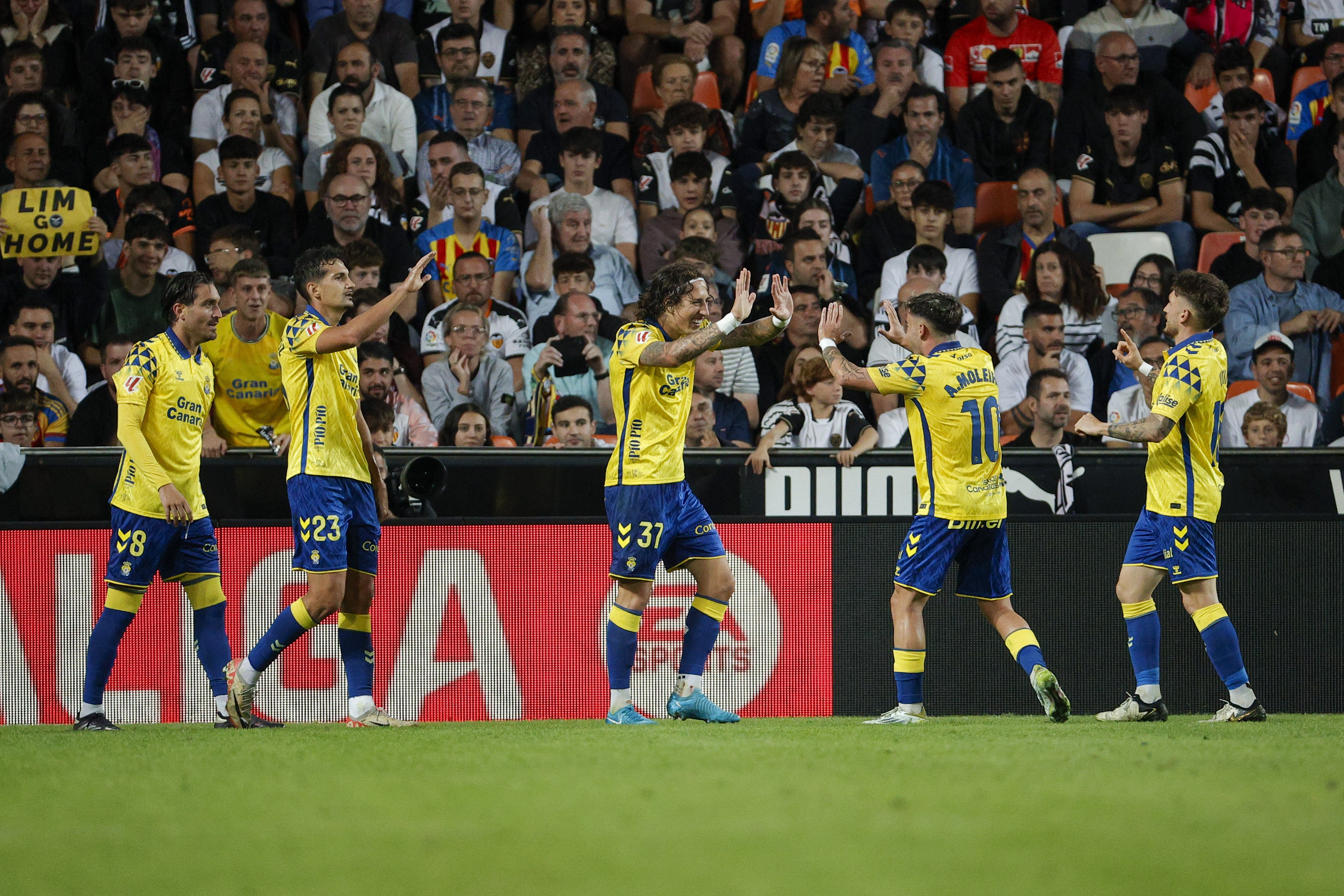 epa11673793 Las Palmas' players celebrate after scoring a goal during the Spanish LaLiga soccer match between Valencia CF and UD Las Palmas in Valencia, Spain, 21 October 2024.  EPA-EFE/Manuel Bruque