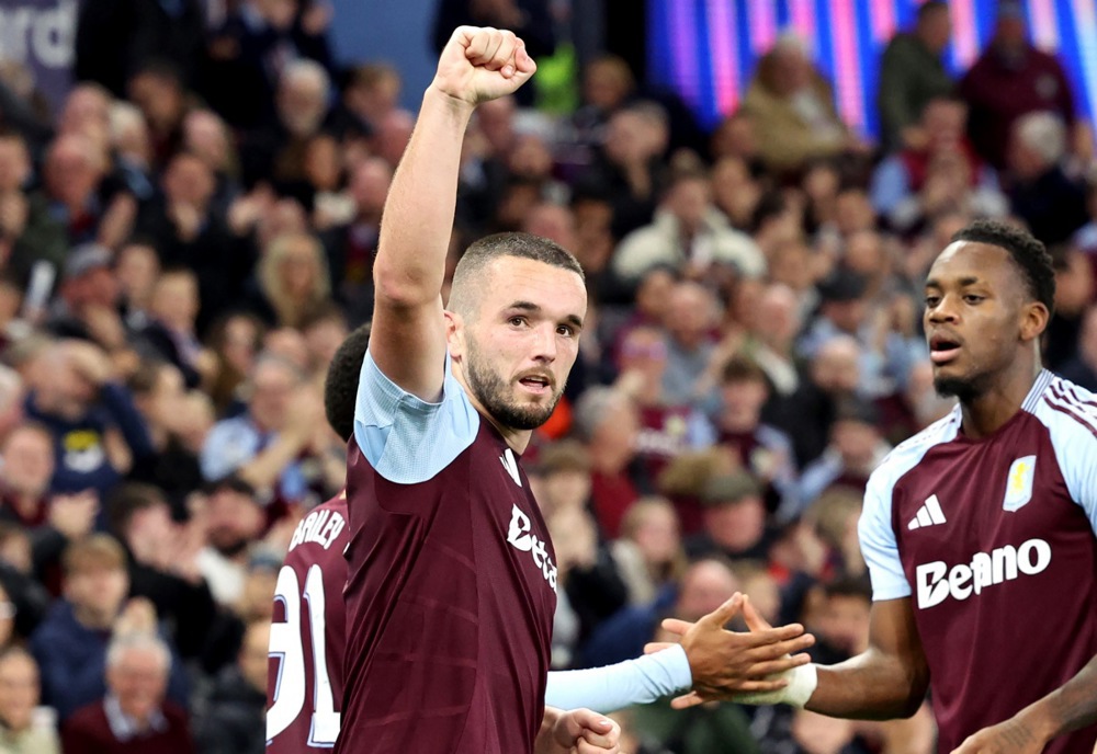 epa11676308 Captain John McGinn (C) of Villa celebrates with teammates after scoring the opening goal during the UEFA Champions League soccer match between Aston Villa FC and Bologna FC 1909, in Birmingham, Britain, 22 October 2024.  EPA-EFE/ADAM VAUGHAN