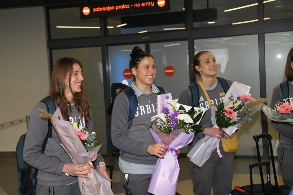 Beograd 13. februar 2024. Zenska košarkaška reprezentacija po povratku u Srbiju na beogradskom aerodromu Foto:Amir Hamzagić/Nova.rs