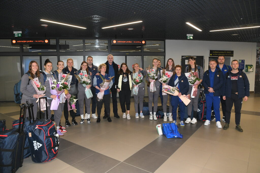 Beograd 13. februar 2024. Zenska košarkaška reprezentacija po povratku u Srbiju na beogradskom aerodromu Foto:Amir Hamzagić/Nova.rs