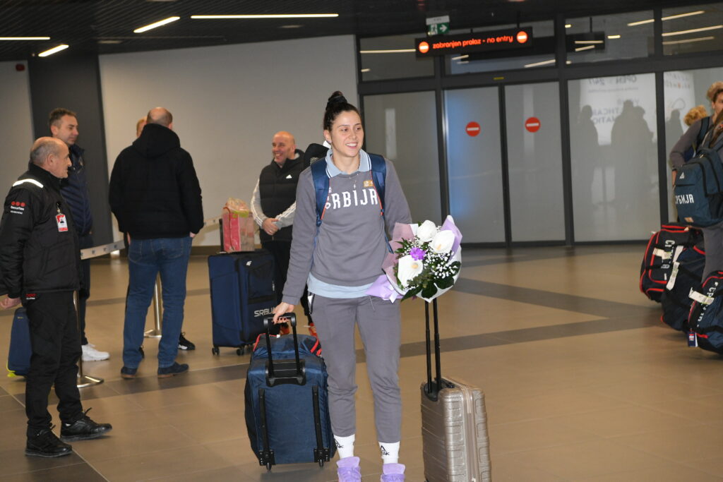 Beograd 13. februar 2024. Zenska košarkaška reprezentacija po povratku u Srbiju na beogradskom aerodromu Foto:Amir Hamzagić/Nova.rs