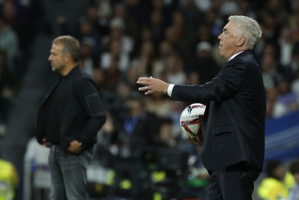 epa11685684 Real Madrid's head coach Carlo Ancelotti gestures during the Spanish LaLiga soccer match between Real Madrid and FC Barcelona, in Madrid, Spain, 26 October 2024.  EPA-EFE/JUANJO MARTIN