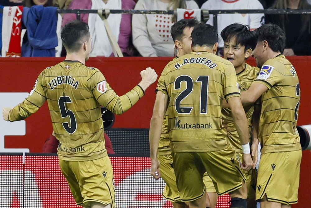epa11699669 Real Sociedad's Take Kubo celebrates after scoring during the Spanish LaLiga soccer match between Sevilla FC and Real Sociedad in Seville, Spain, 03 November 2024.  EPA-EFE/José Manuel Vidal