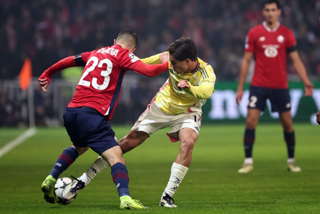 epa11703646 Edon Zhegrova (L) of Lille and Kenan Yildiz of Juventus in action during the UEFA Champions League league phase match between Lille OSC and Juventus FC, in Lille, France, 05 November 2024.  EPA-EFE/CHRISTOPHE PETIT TESSON