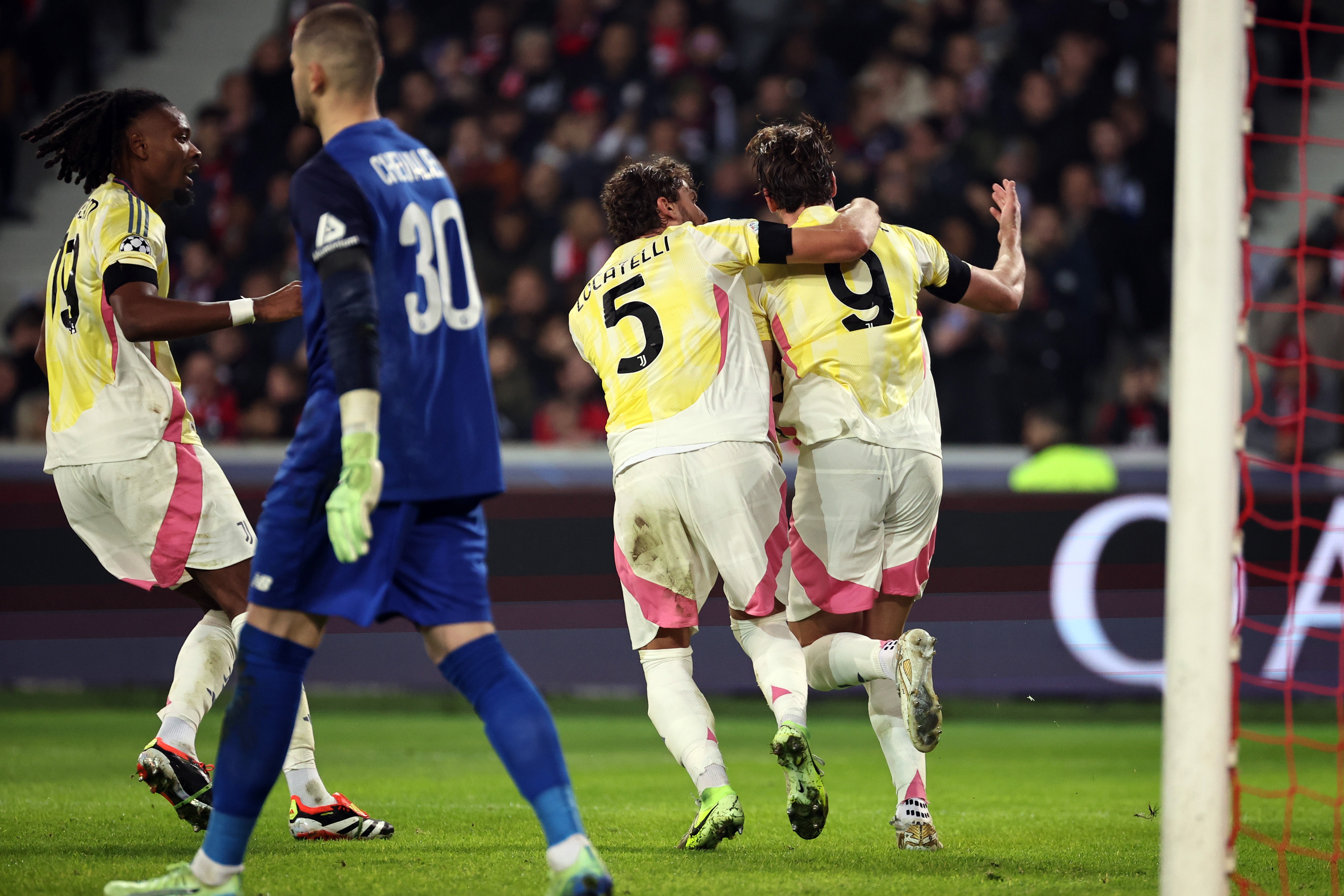 epa11703892 Dusan Vlahovic (R) of Juventus celebrates after scoring a penalty goal during the UEFA Champions League league phase match between Lille OSC and Juventus FC, in Lille, France, 05 November 2024.  EPA-EFE/CHRISTOPHE PETIT TESSON