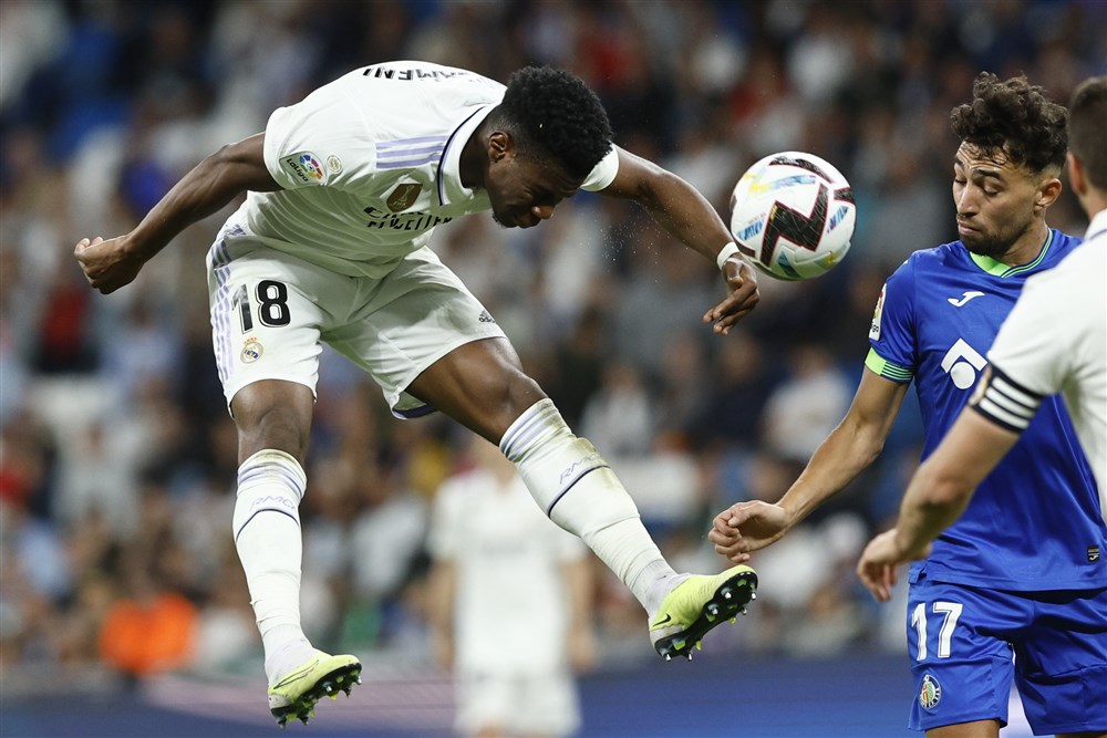 epa10626210 Real Madrid's midfielder Aurelien Tchouameni (R) heads the ball during the Spanish LaLiga soccer match between Real Madrid and Getafe CF at Santiago Bernabeu Stadium in Madrid, Spain, 13 May 2023.  EPA-EFE/Rodrigo Jimenez