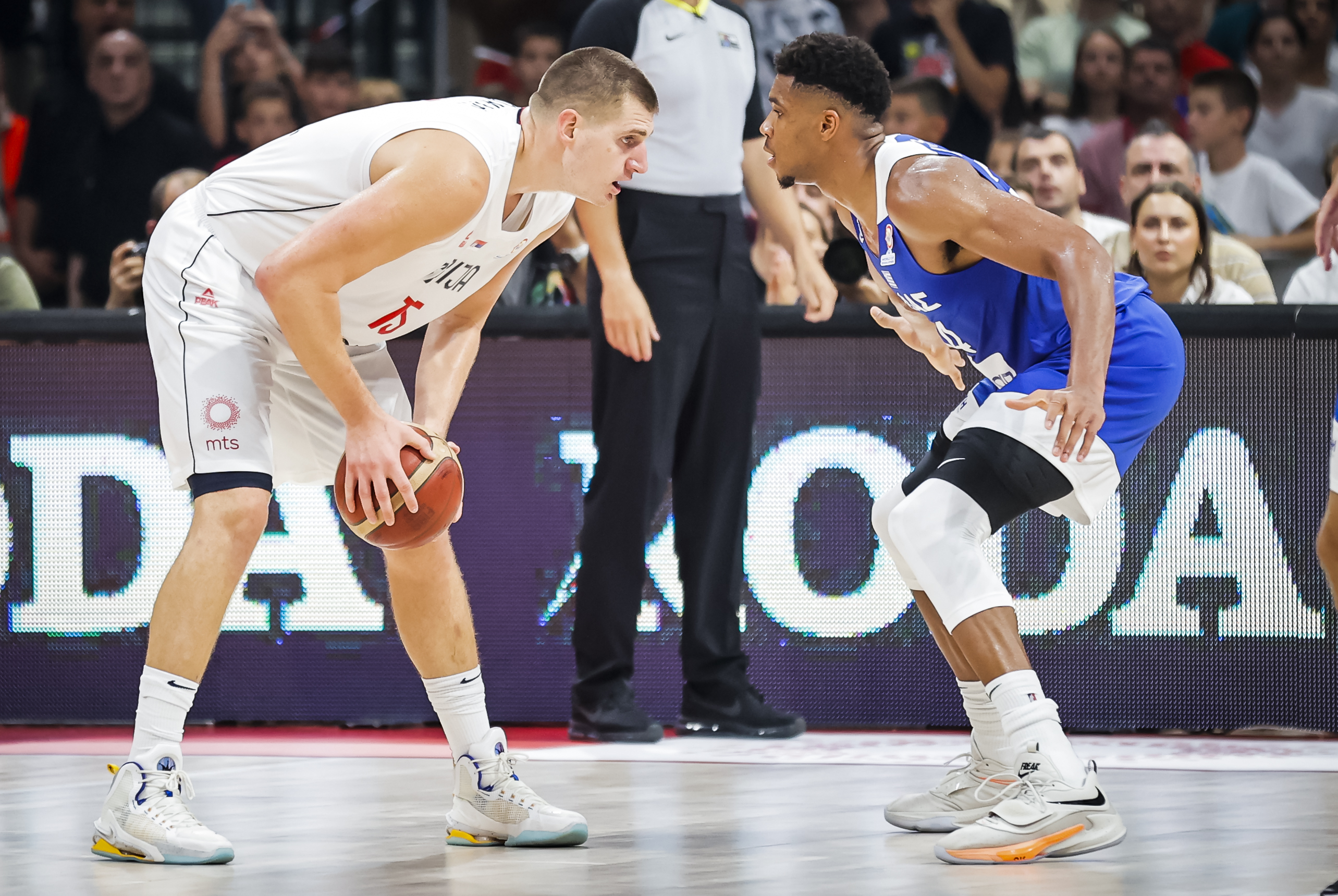 Nikola Jokic Giannis Antetokounmpo during FIBA qualifing basketball match between Serbia and Greece in Belgrade, Serbia, on August 25, 2022. photo: Pedja Milosavljevic/STARSPORT