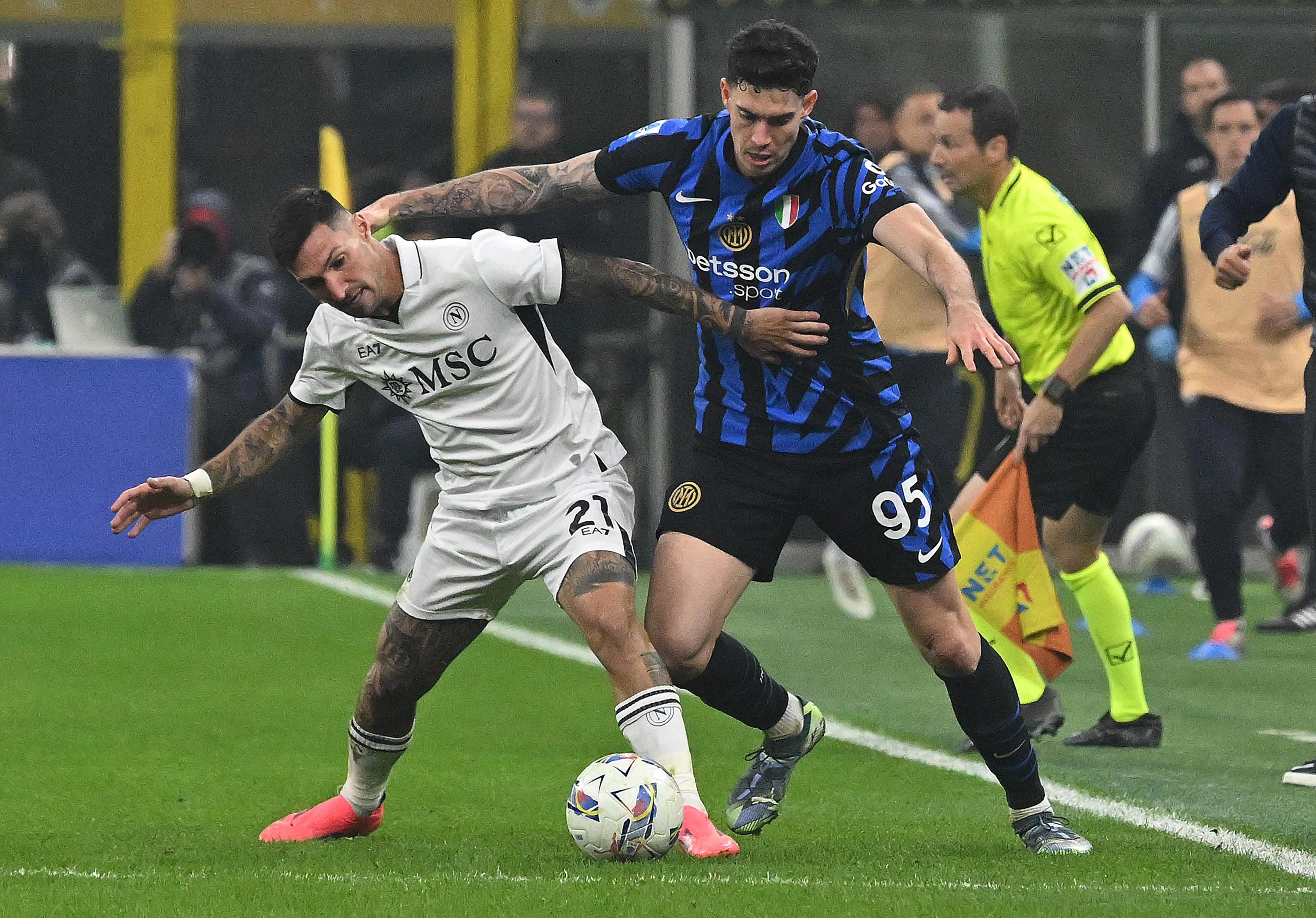 epa11713793 Napolis Matteo Politano (L) and Inter Milans Alessandro Bastoni in action during the Italian Serie A soccer match between Inter and Napoli at Giuseppe Meazza stadium in Milan, Italy, 10 November 2024.  EPA-EFE/NICOLA MARFISI