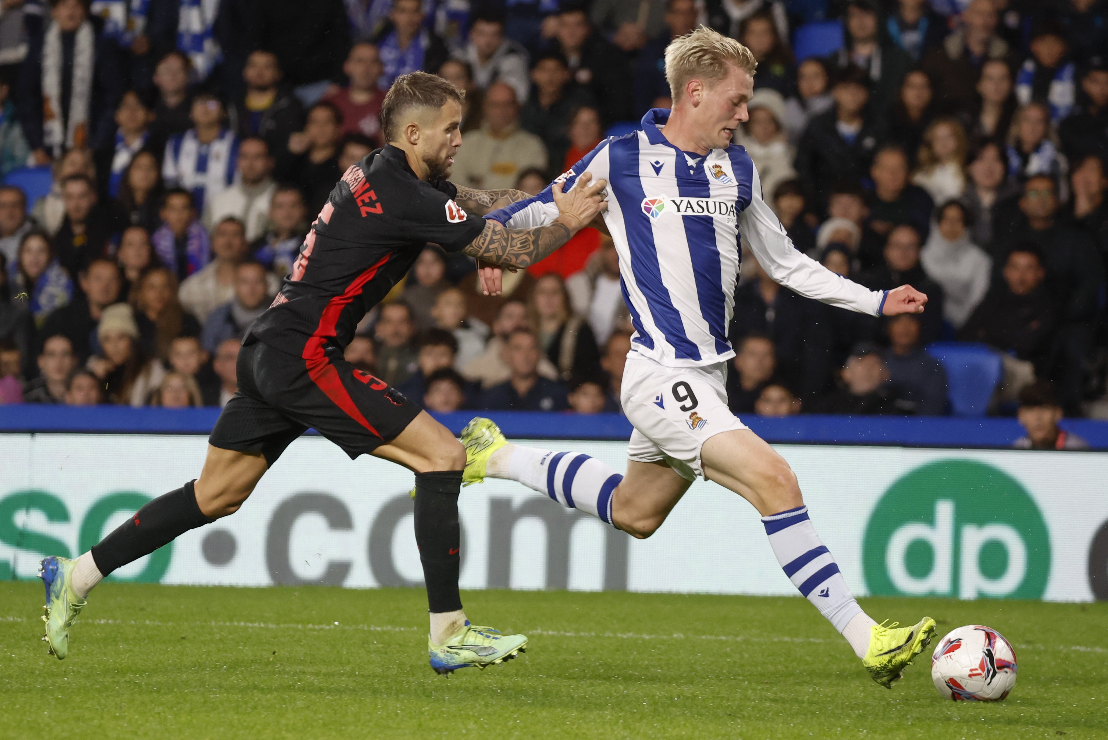 epa11713841 Real Sociedad's Orri Oskarsson (R) in action against FC Barcelona's Inigo Martinez (L) during the Spanish LaLiga soccer match between Real Sociedad and FC Barcelona, in San Sebastian, Spain, 10 November 2024.  EPA-EFE/JAVI COLMENERO