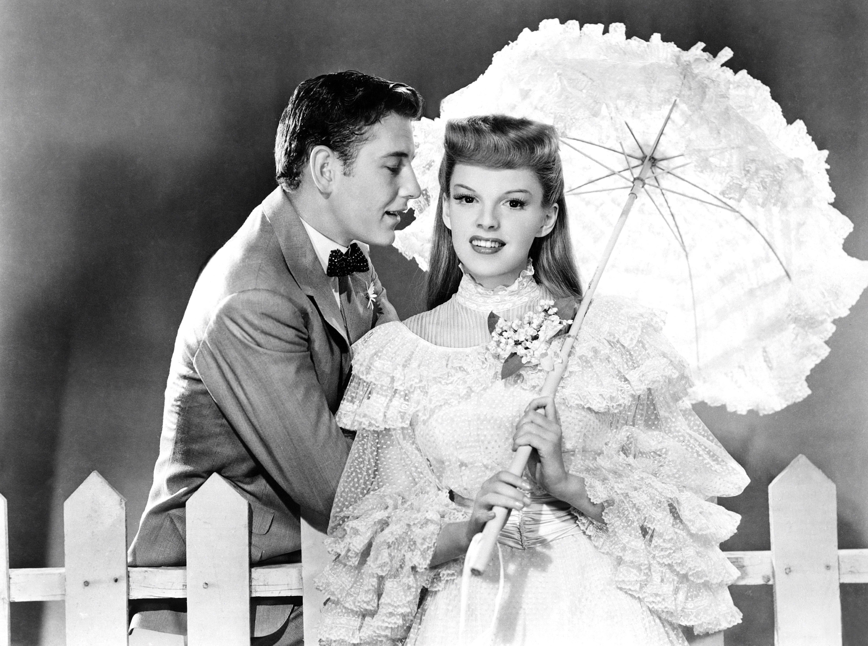 MEET ME IN ST. LOUIS, from left, Tom Drake, Judy Garland, 1944,Image: 635380559, License: Rights-managed, Restrictions: Please credit Courtesy Everett Collection, Model Release: no, Credit line: Courtesy Everett Collection / Everett / Profimedia
