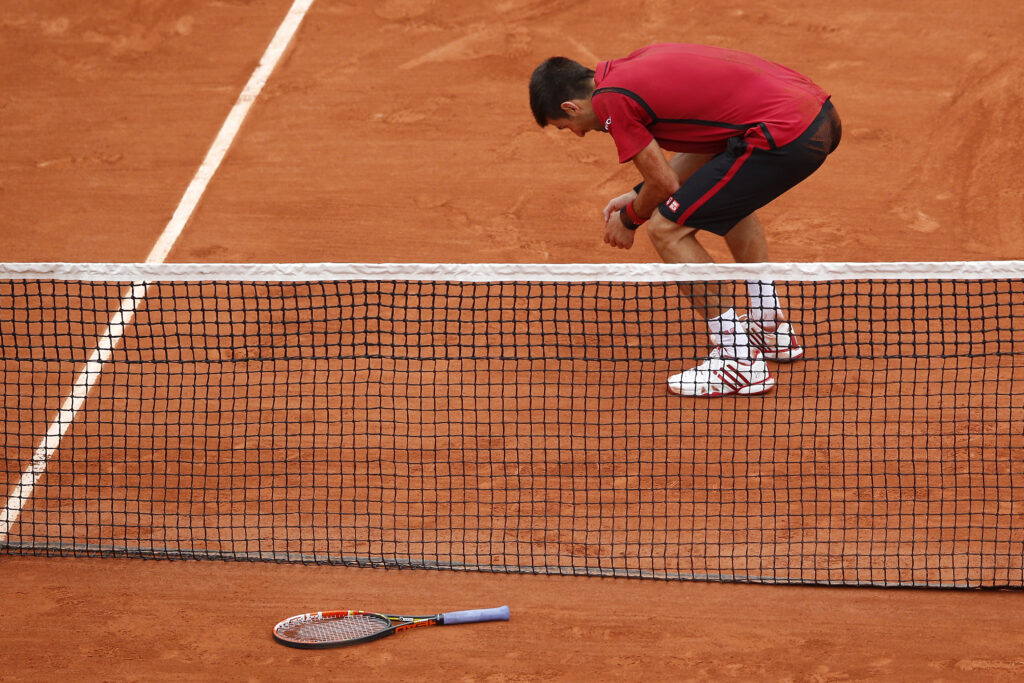 epa05347557 Novak Djokovic of Serbia celebrates after winning against Andy Murray of Britain during their men's single final match at the French Open tennis tournament at Roland Garros in Paris, France, 05 June 2016.  EPA/YOAN VALAT