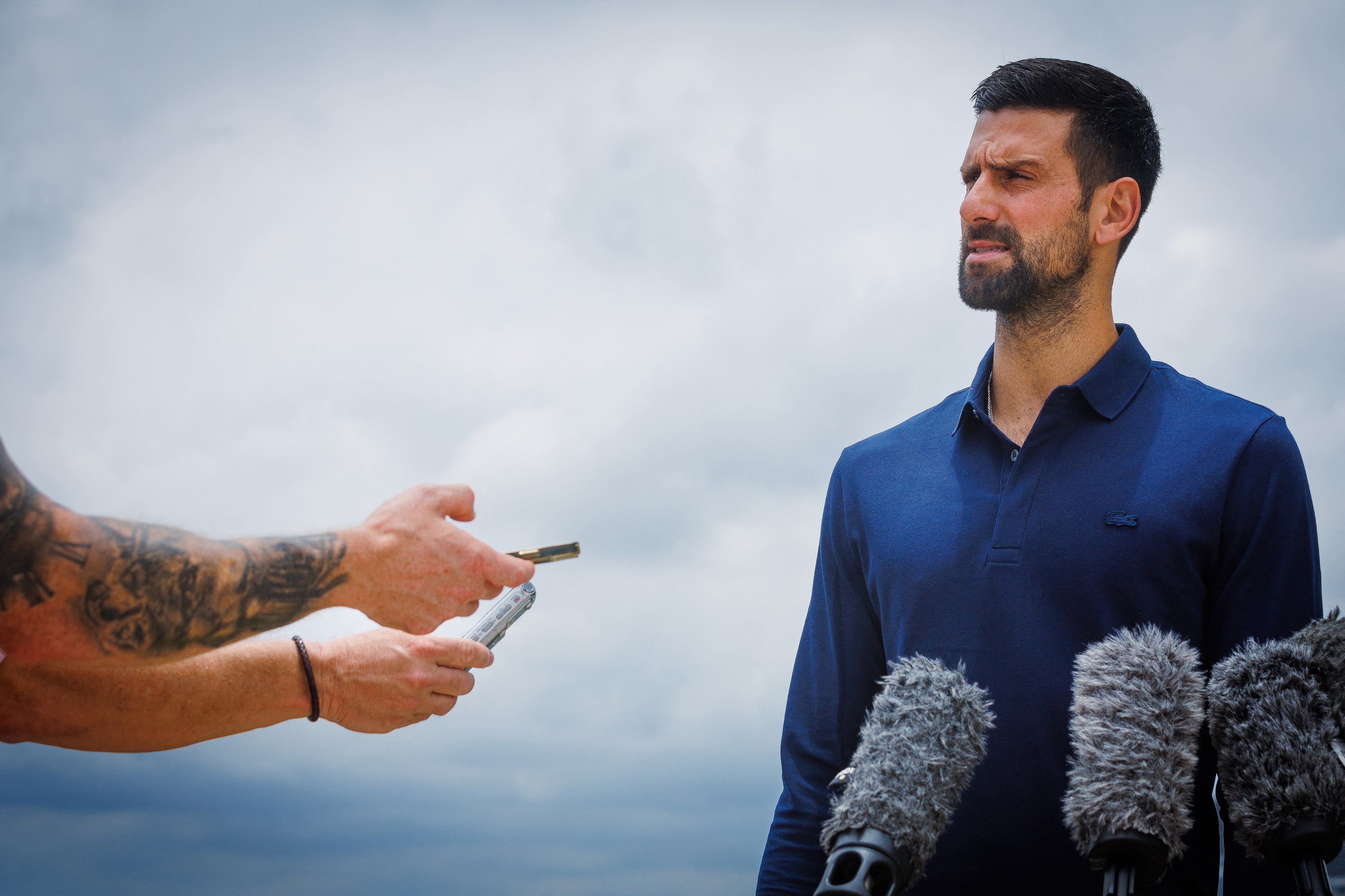 Novak Đoković daje intervju u Brizbejnu