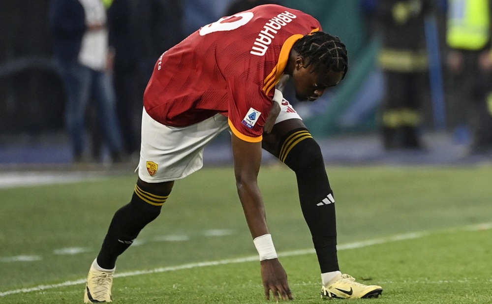 epa11262898 Roma's Tammy Abraham enters the pitch during the Serie A soccer match between AS Roma and SS Lazio, in Rome, Italy, 06 April 2024.  EPA-EFE/RICCARDO ANTIMIANI