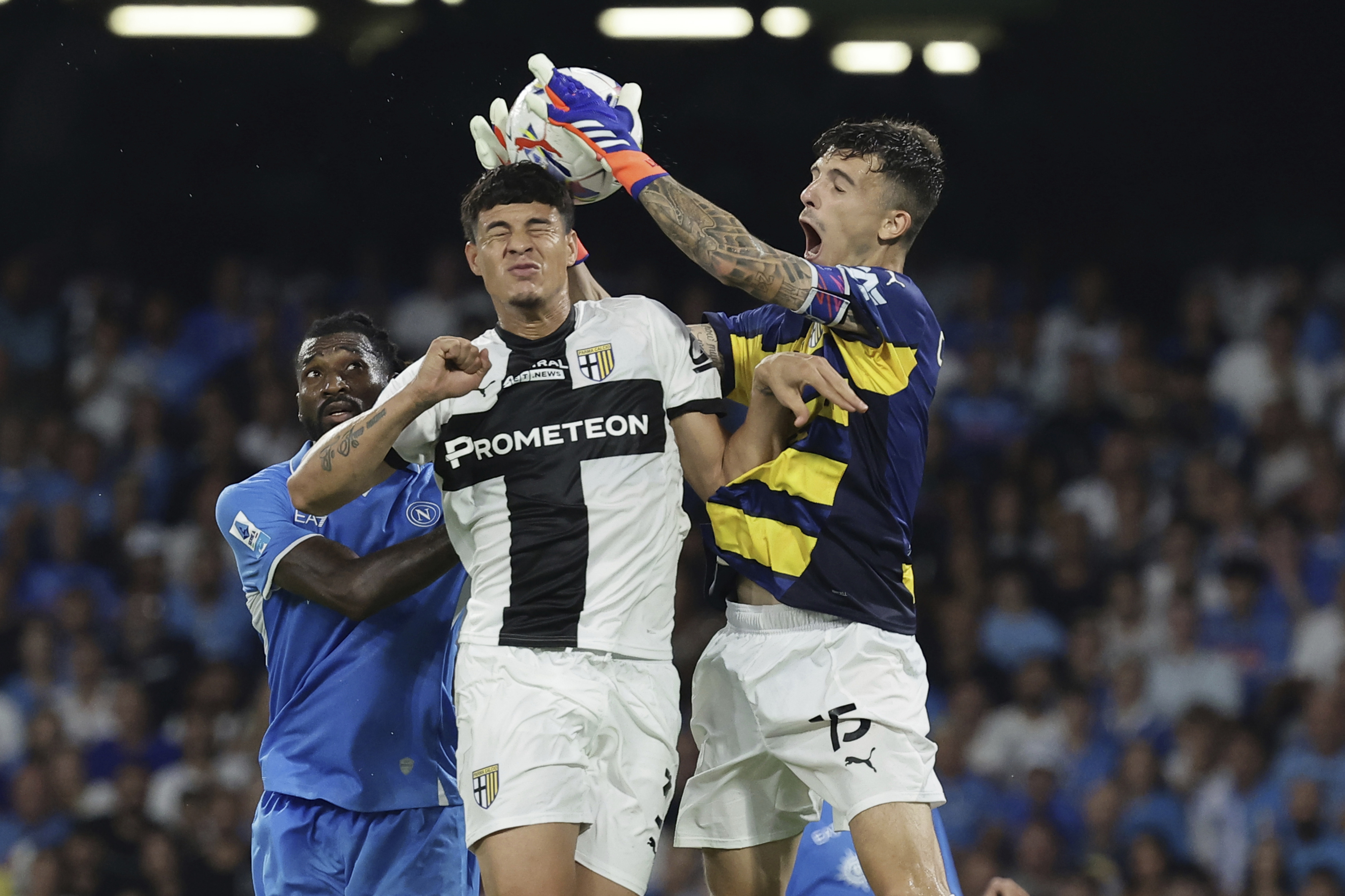Parma's Enrico Delprato, right, in action during the Italian Serie A soccer match between Napoli and Parma at the Diego Armando Maradona Stadium in Naples, southern Italy, Saturday, Aug. 31, 2024. (Alessandro Garofalo/LaPresse via AP)