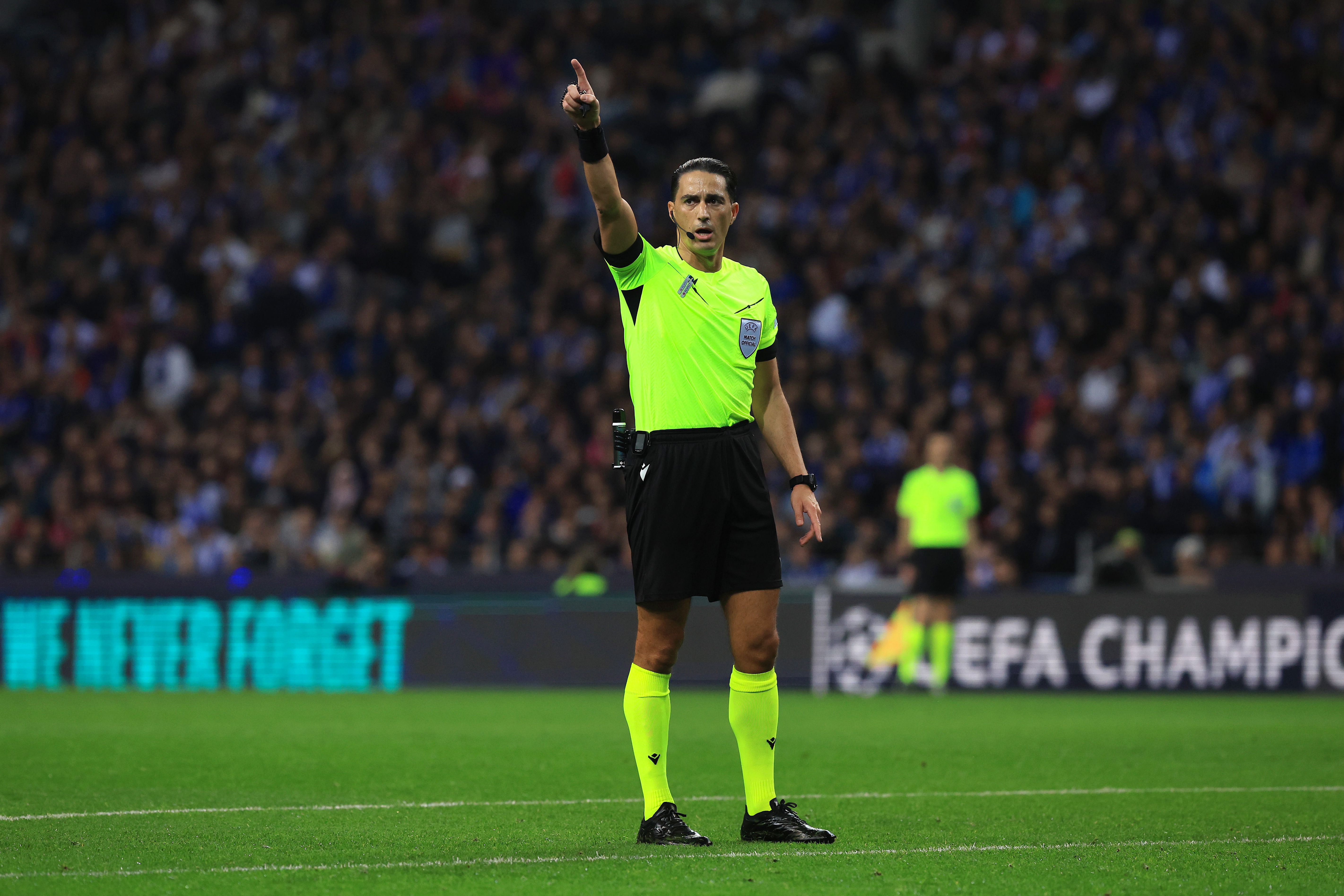 epa11171042 Referee Serdar Gozubuyuk reacts during the UEFA Champions League round of 16 1st leg soccer match between FC Porto and Arsenal FC, held at Dragao stadium, Porto, Portugal, 21 February 2024.  EPA-EFE/ESTELA SILVA