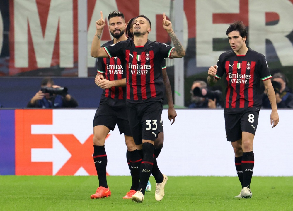 epa10282478 AC Milan’s Rade Krunic (C) celebrates with his teammates after scoring the 1-0 goal during the UEFA Champions League group E soccer match between AC Milan and FC Salzburg, in Milan, Italy, 02 November 2022.  EPA-EFE/MATTEO BAZZI
