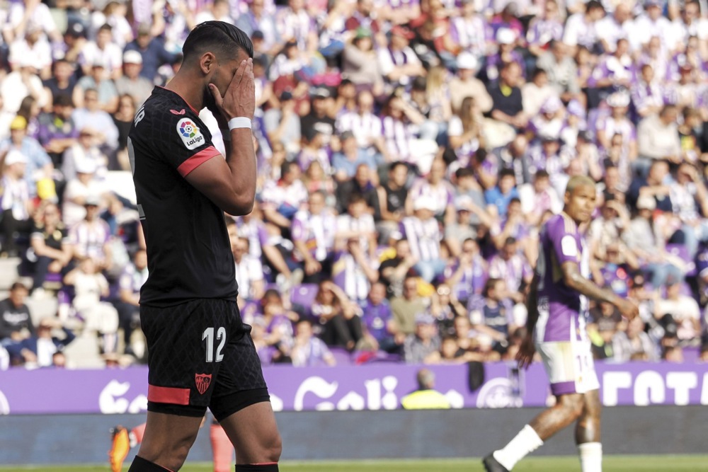 epa10628024 Sevilla's striker Rafa Mir reacts during the Spanish LaLiga soccer match between Real Valladolid and Sevilla FC, in Valladolid, Spain, 14 May 2023.  EPA-EFE/R.Garcia