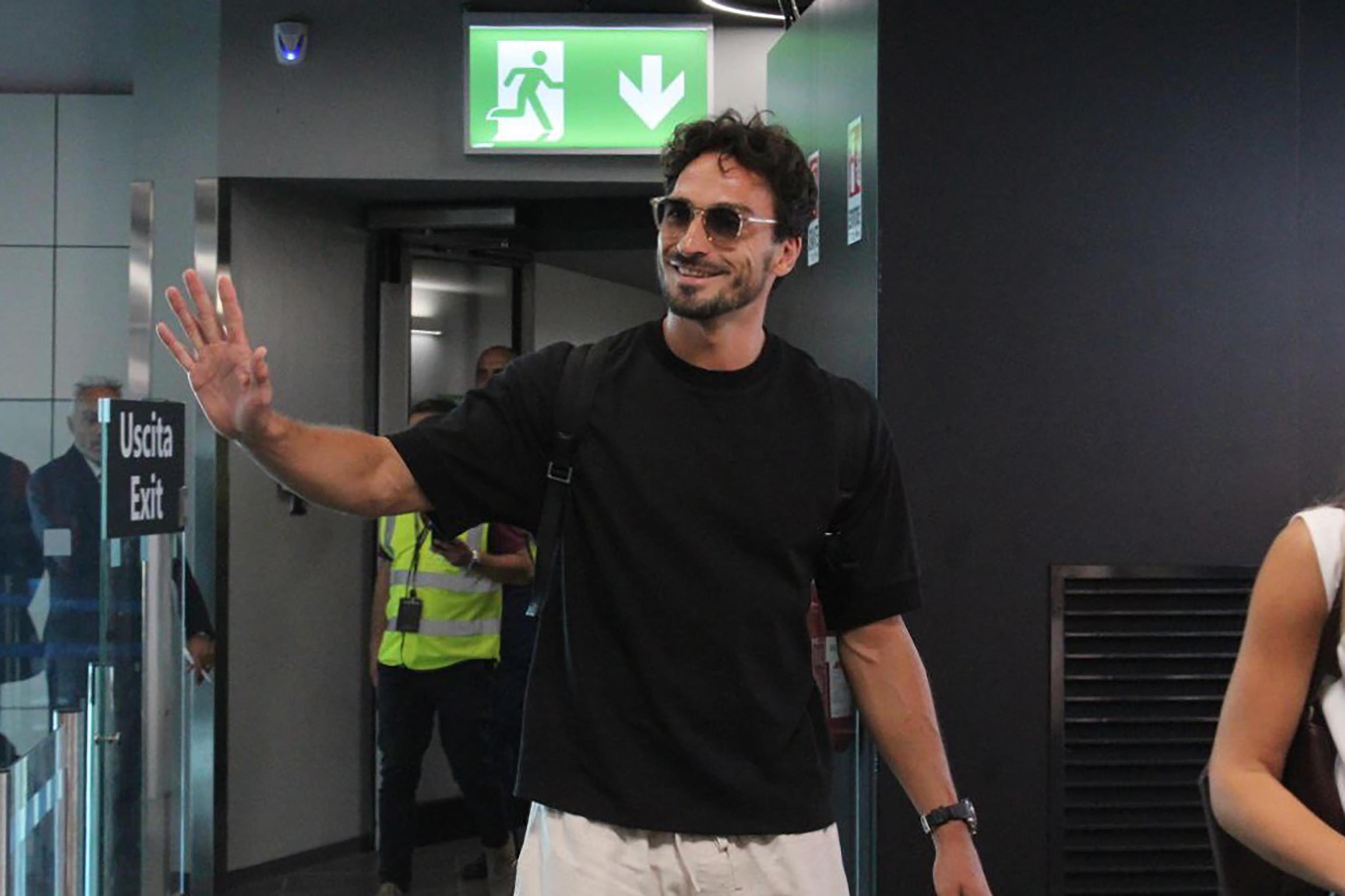 Mats Hummels lands in Italy to sign with AS Roma