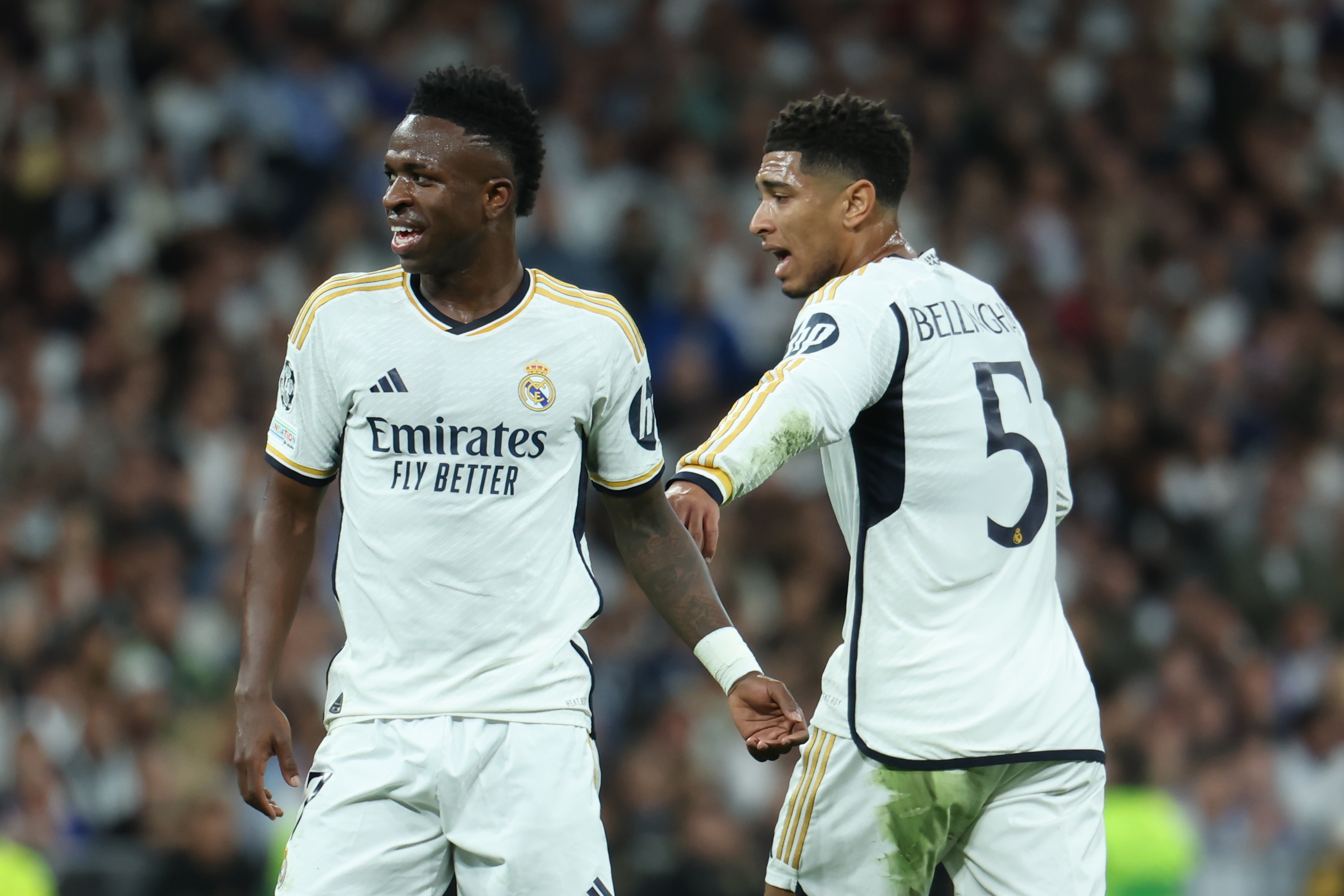 epa11268313 Real Madrid's Vinicius Jr (L) and Jude Bellingham (R) gesture during the UEFA Champions League quarter finals first leg soccer match soccer match between Real Madrid and Manchester City, in Madrid, Spain, 09 April 2024.  EPA-EFE/Kiko Huesca