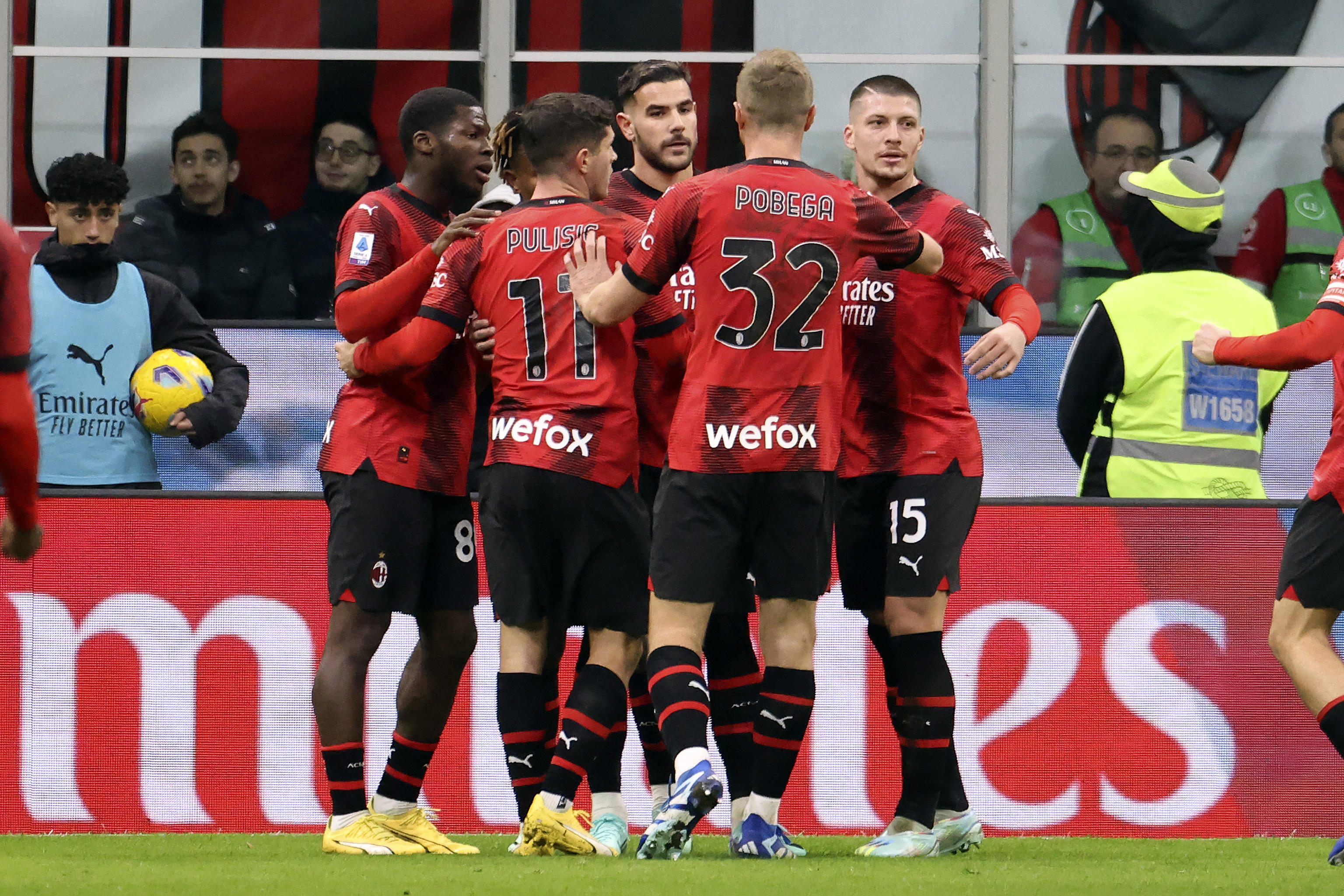 epa10995294 Milan's Theo Hernandez (C) celebrates with his teammates after scoring the opening goal  during the Serie A soccer match between Milan and Fiorentina at Giuseppe Meazza stadium in Milan, Italy, 25 November 2023.  EPA-EFE/MATTEO BAZZI