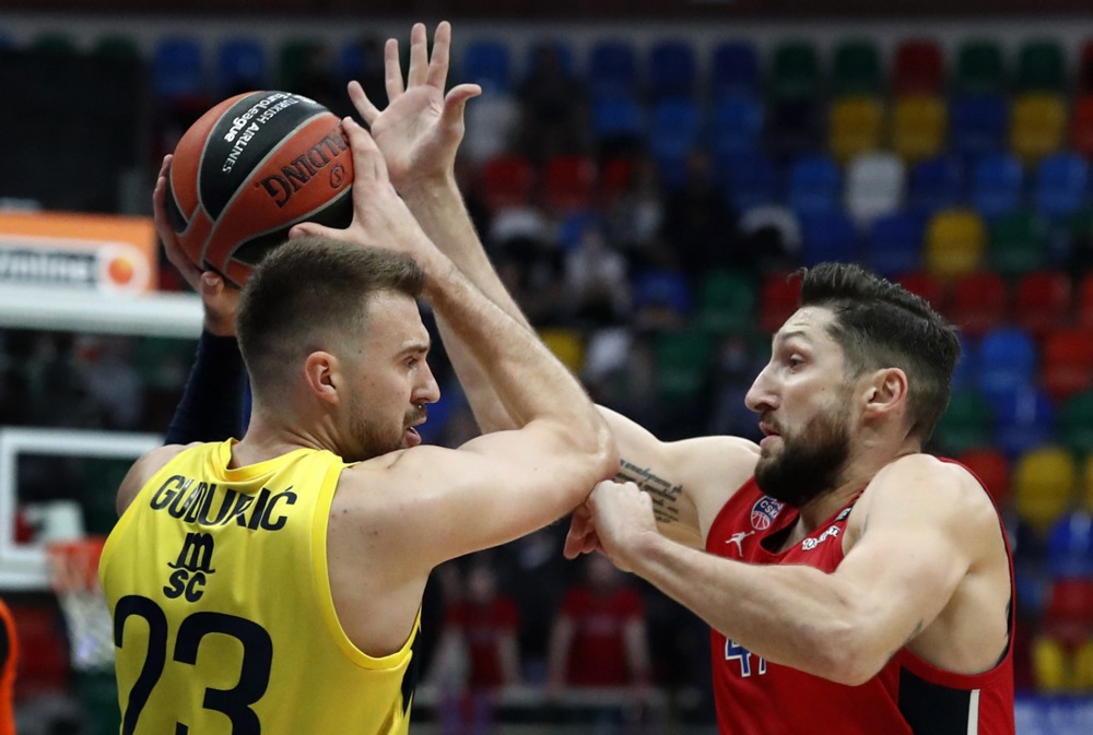 epa09564095 Marko Guduric (L) of Fenerbahce in action against Nikita Kurbanov (R) of CSKA Moscow during the Euroleague basketball match between CSKA Moscow and Fenerbahce Beko Istanbul in Moscow, Russia, 04 November 2021.  EPA-EFE/MAXIM SHIPENKOV