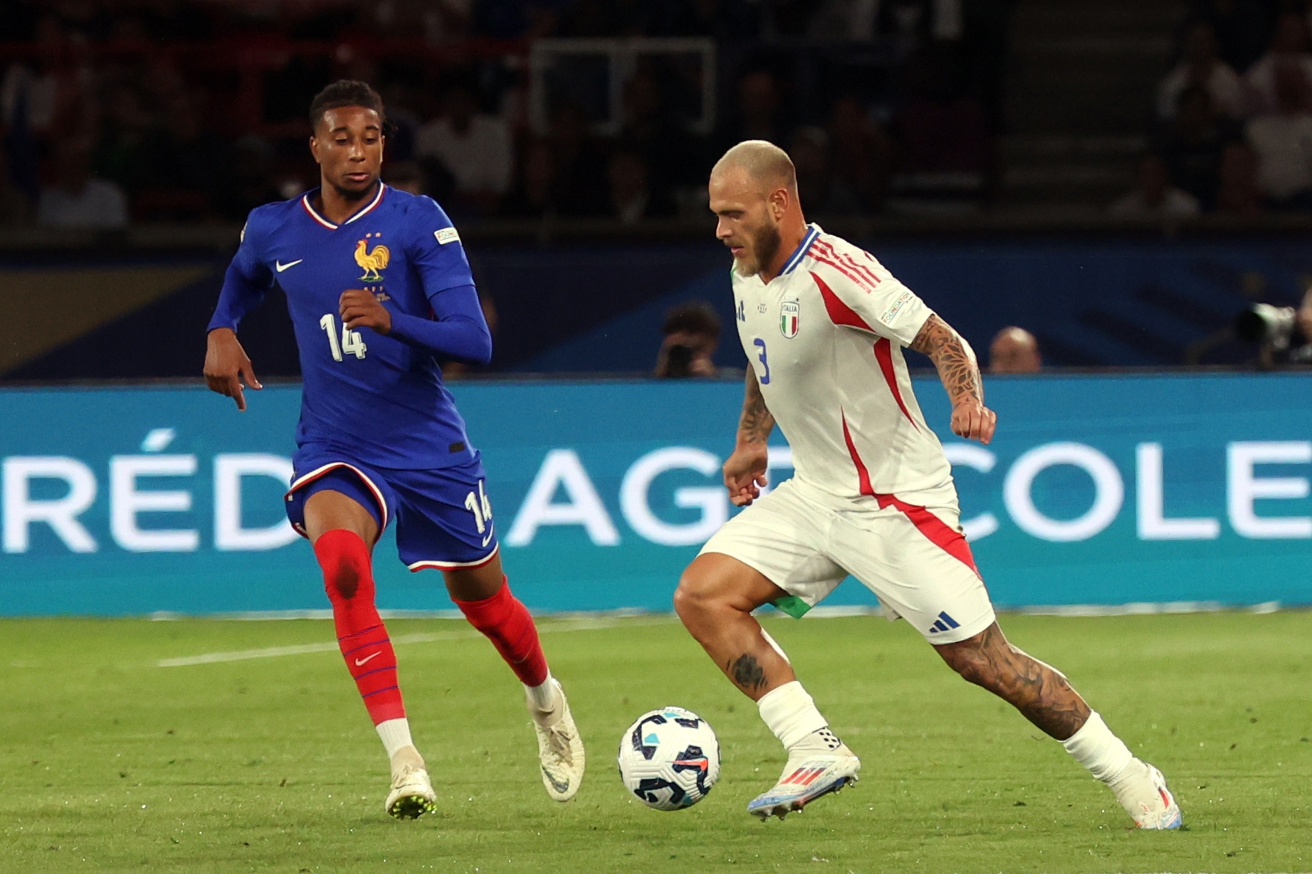 epa11590314 Michael Olise (L) of France and Federico Dimarco (R) of Italy in action during the UEFA Nations League group B soccer match between France and Italy in Paris, France, 06 September 2024.  EPA-EFE/MOHAMMED BADRA