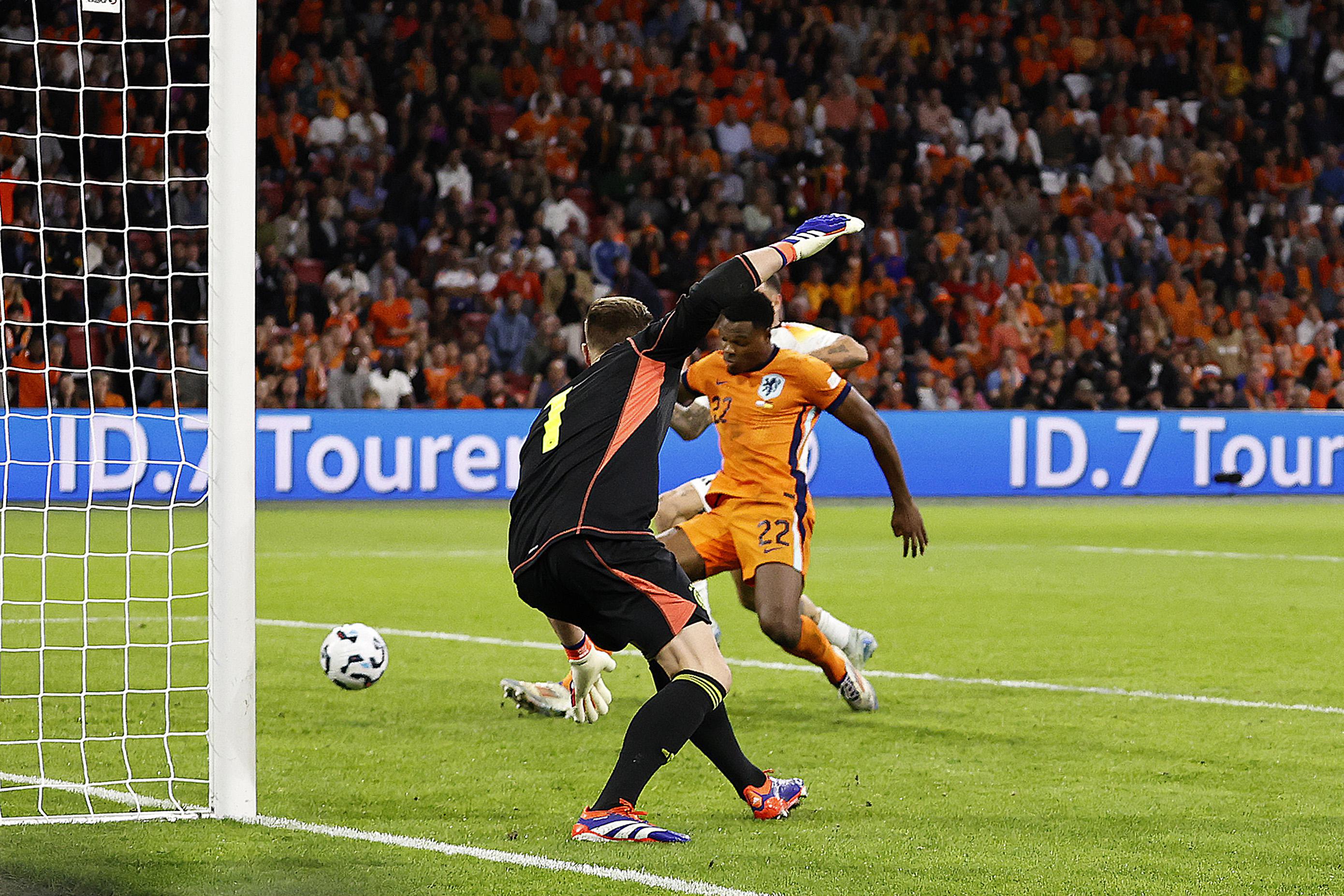 epa11597139 Dutch Denzel Dumfries (C) scores the 2-2 during the UEFA Nations League match between the Netherlands and Germany at the Johan Cruyff ArenA in Amsterdam, Netherlands, 10 September 2024.  EPA-EFE/MAURICE VAN STEEN