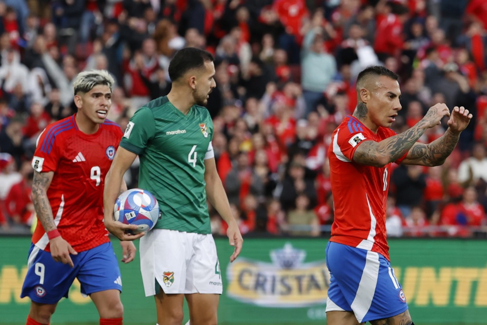 epa11597486 Eduardo Vargas (R) of Chile celebrates a goal during a CONMEBOL FIFA World Cup 2026 qualifier soccer match between Chile and Bolivia at Nacional Julio Martinez Pradanos stadium in Santiago, Chile, 10 September 2024.  EPA-EFE/Elvis Gonzalez