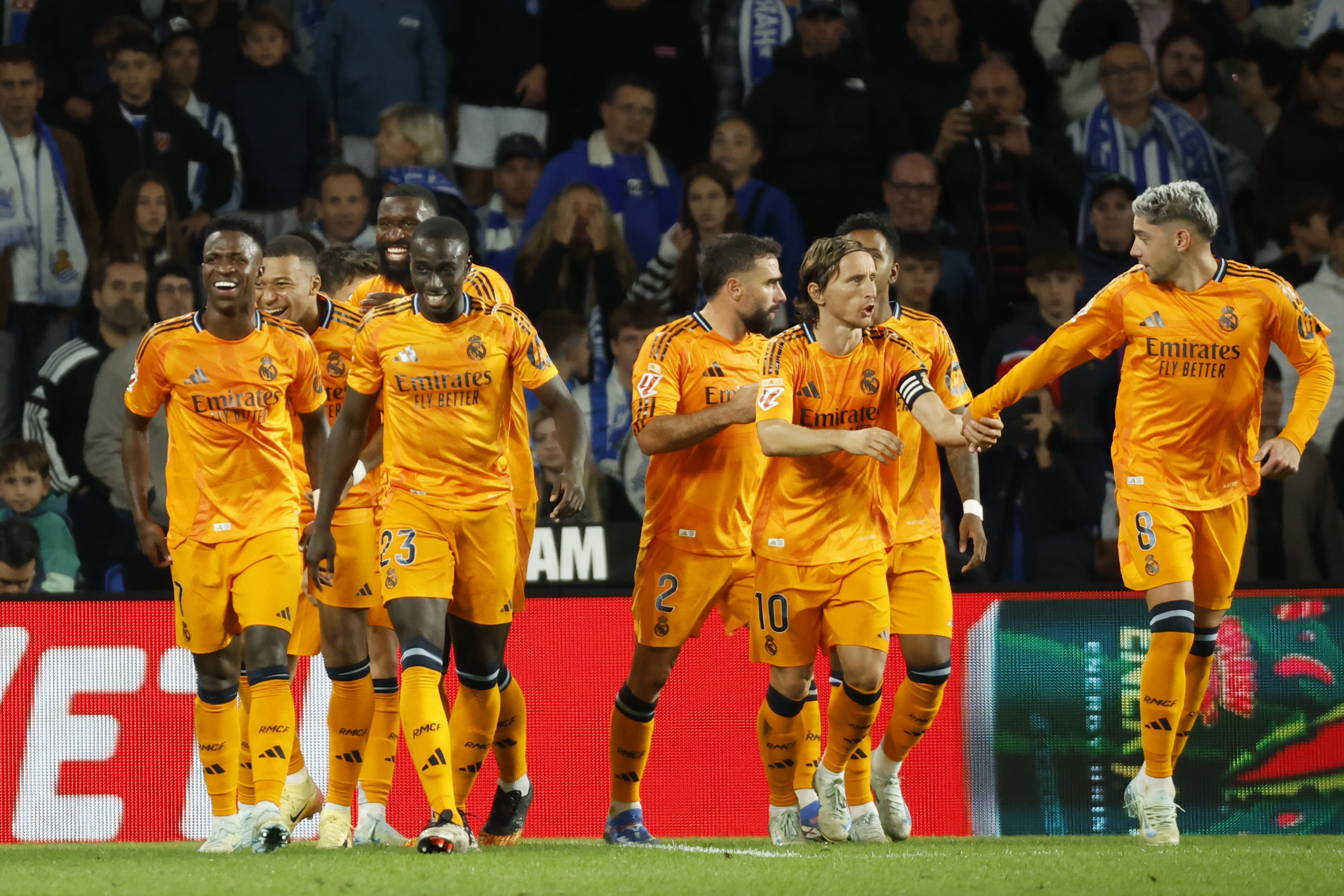 epa11604946 Real Madrid players celebrates scoring a goal during the Spanish LaLiga soccer match between Real Sociedad and Real Madrid, in San Sebastian, northern Spain, 14 September 2024.  EPA-EFE/JUAN HERRERO