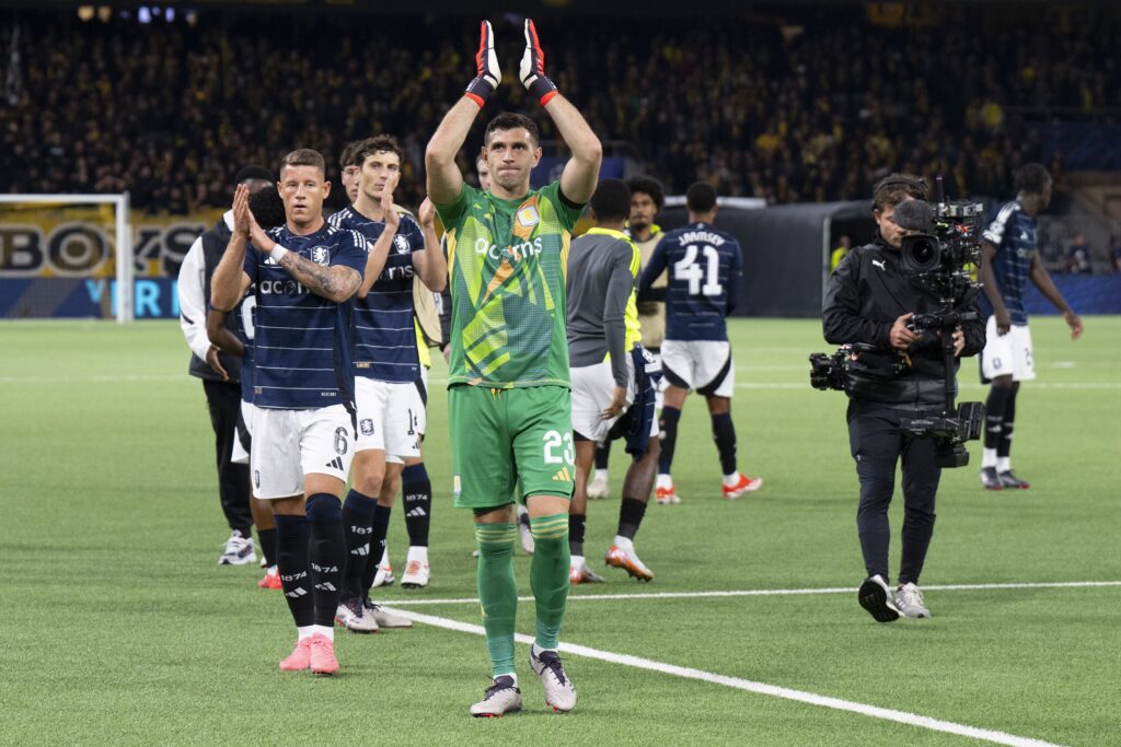 epa11610384 Aston Villa's goalkeeper Emiliano Martinez celebrates the victory after the UEFA Champions League soccer match between BSC Young Boys and Aston Villa FC, at the Wankdorf stadium in Bern, Switzerland, 17 September 2024.  EPA-EFE/PETER SCHNEIDER
