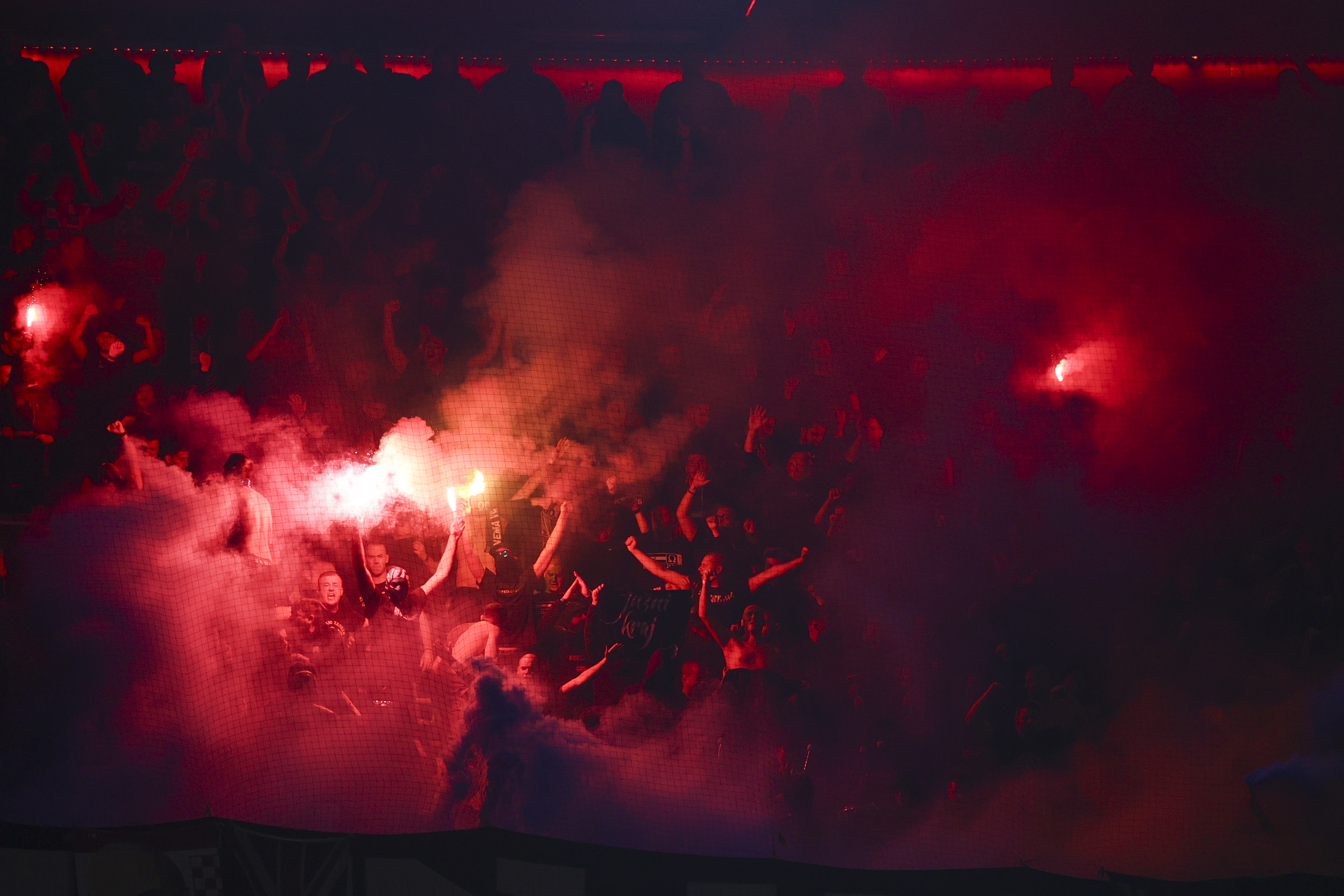 epa11610650 Zagreb Ultras light pyro during the UEFA Champions League match between Bayern Munich and Dinamo Zagreb in Munich, Germany, 17 September 2024.  EPA-EFE/ANNA SZILAGYI