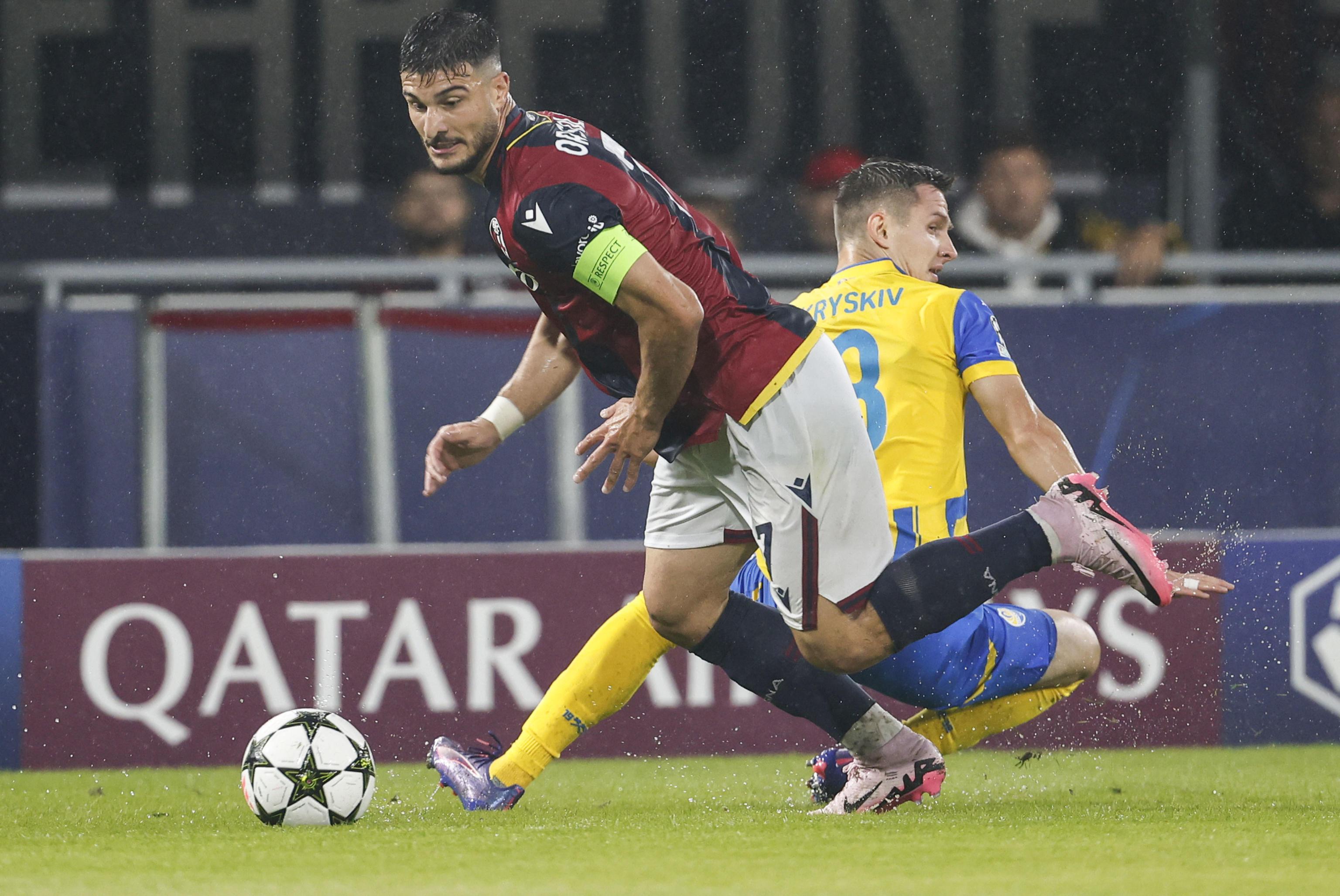 epa11612460 Bologna's Riccardo Orsolini and Shakhtar Donetsk's Dmytro Kryskiv (L) in action during the UEFA Champions League soccer match between Bologna FC and Shakhtar Donetsk, in Bologna, Italy, 18 September 2024.  EPA-EFE/ELISABETTA BARACCHI
