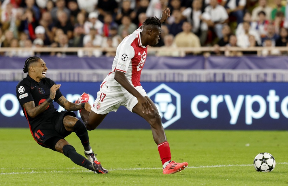 epa11614620 Wilfried Singo (R) of Monaco in action against Raphinha of Barcelona during the UEFA Champions League match between AS Monaco and Barcelona in Monaco, 19 September 2024.  EPA-EFE/SEBASTIEN NOGIER