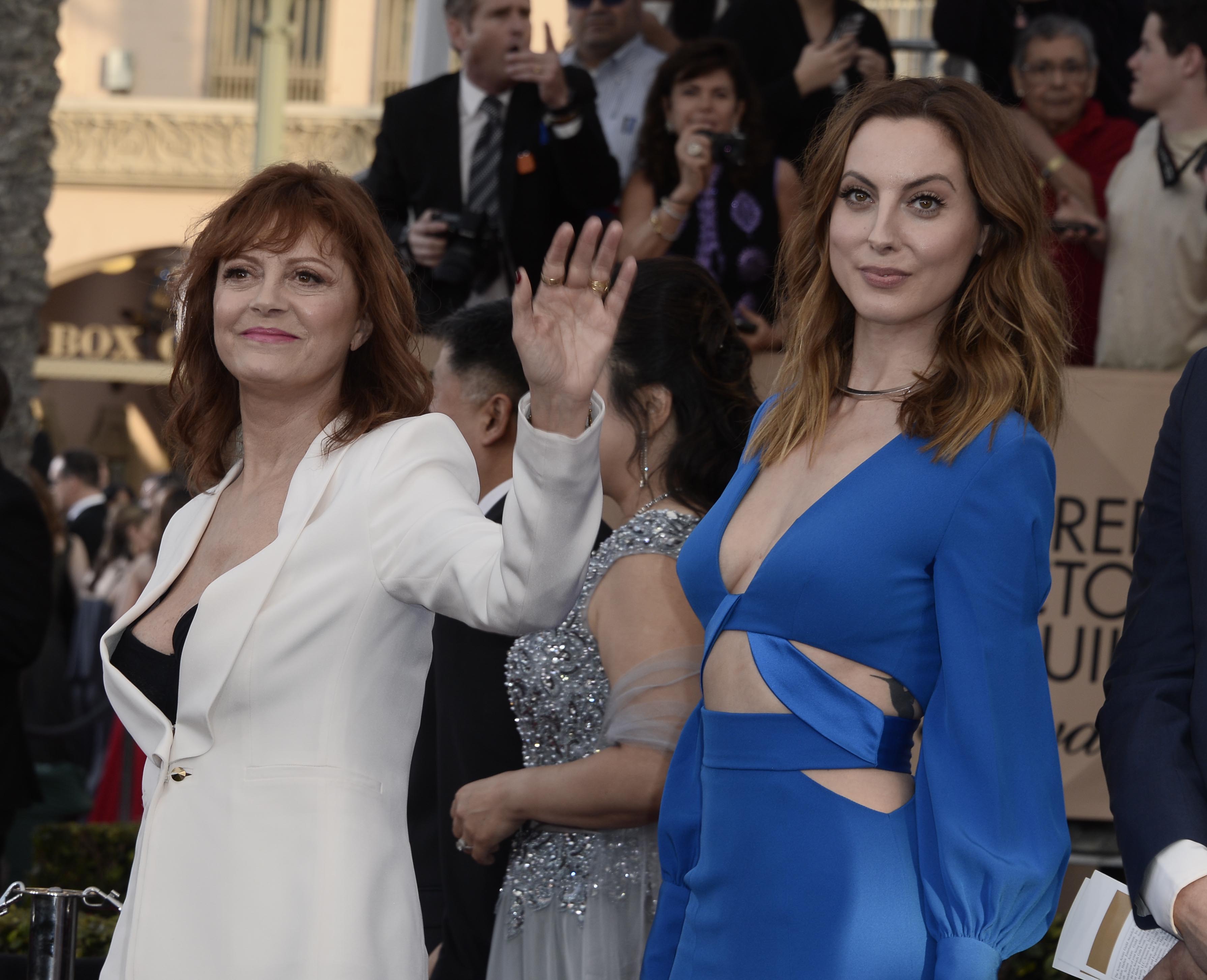 Suzan Sarandon, Eva Amuri
epa05136082 Actresses Susan Sarandon (L) and Eva Amurri arrive for the 22nd annual Screen Actors Guild Awards ceremony at the Shrine Auditorium in Los Angeles, California, USA, 30 January 2016.  EPA/PAUL BUCK