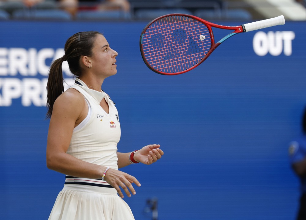 epa11582635 Emma Navarro of USA in action during her Women Singles quarter-finals match against Paula Badosa of Spain at the US Open tennis championships in Flushing Meadows, New York, USA, 03 September 2024.  EPA-EFE/JOHN G. MABANGLO