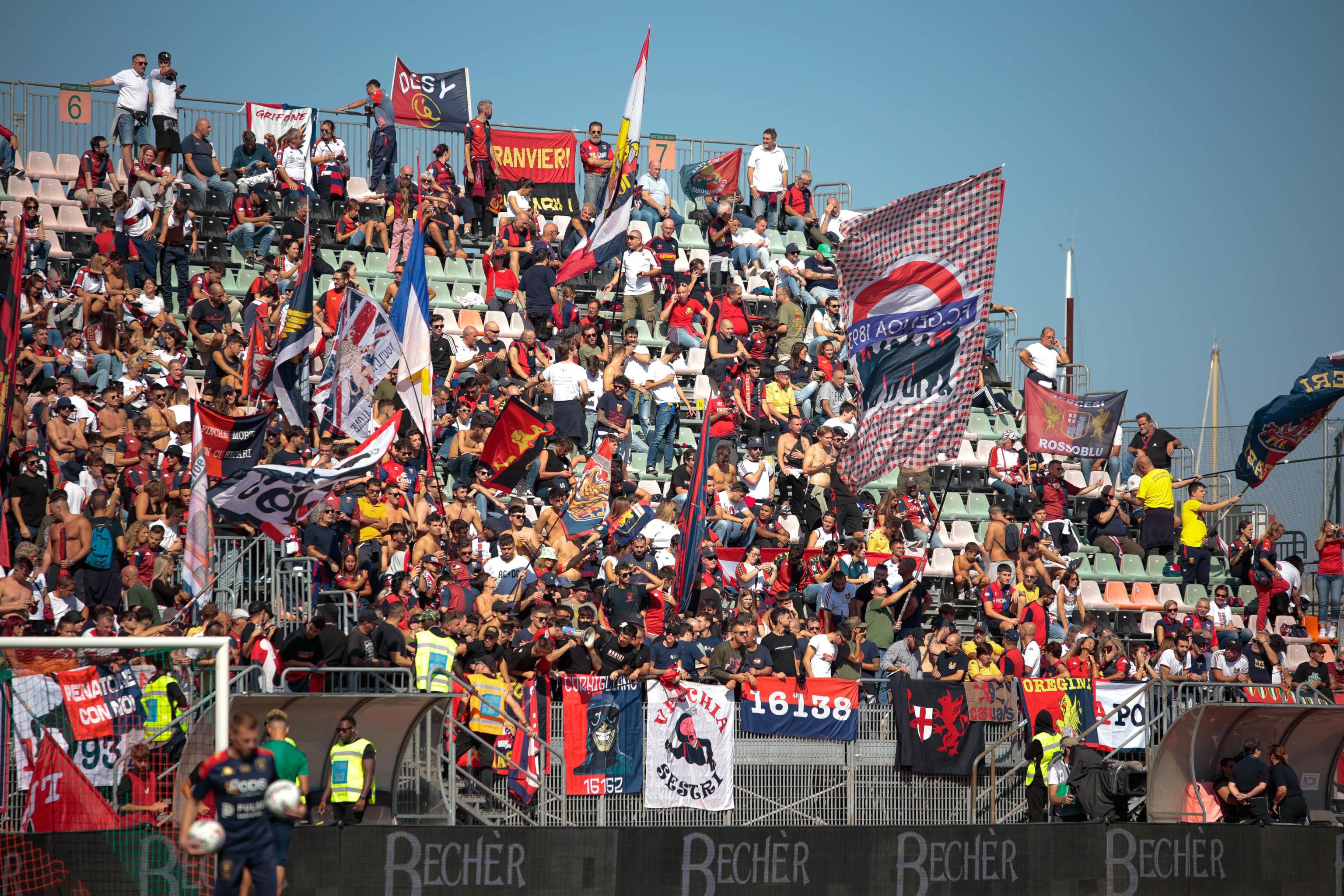 epa11617201 Genoa's supporters during the Italian Serie A soccer match between Venezia Calcio vs Genoa CFC in Venezia, Italy, 21 September 2024.  EPA-EFE/Mattia Radoni