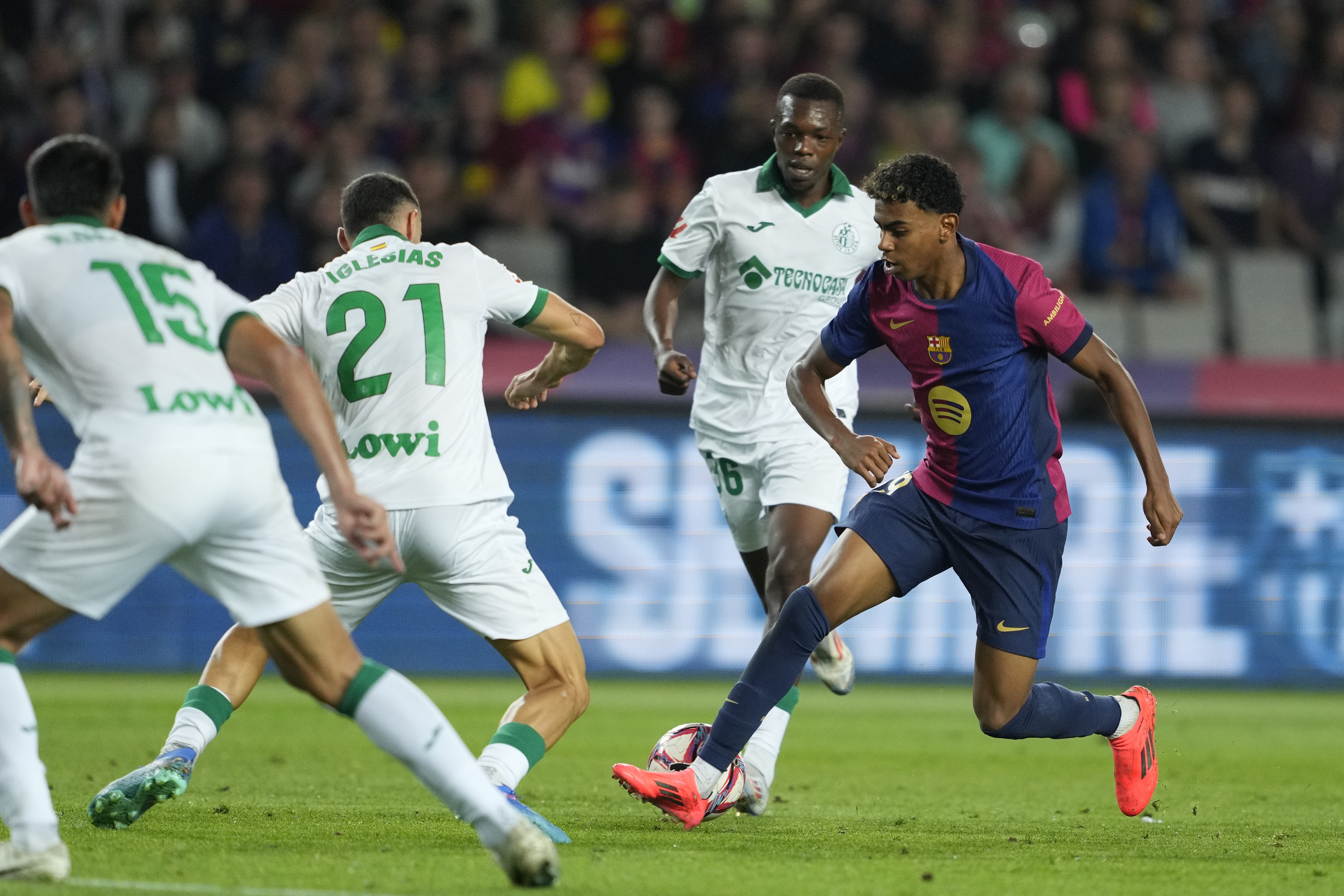 epa11624886 FC Barcelona's Lamine Yamal (R) in action against Getafe's Juan Antonio Iglesias (2L) during the Spanish LaLiga soccer match between FC Barcelona and Getafe CF, in Barcelona, Spain, 25 September 2024.  EPA-EFE/ALEJANDRO GARCIA