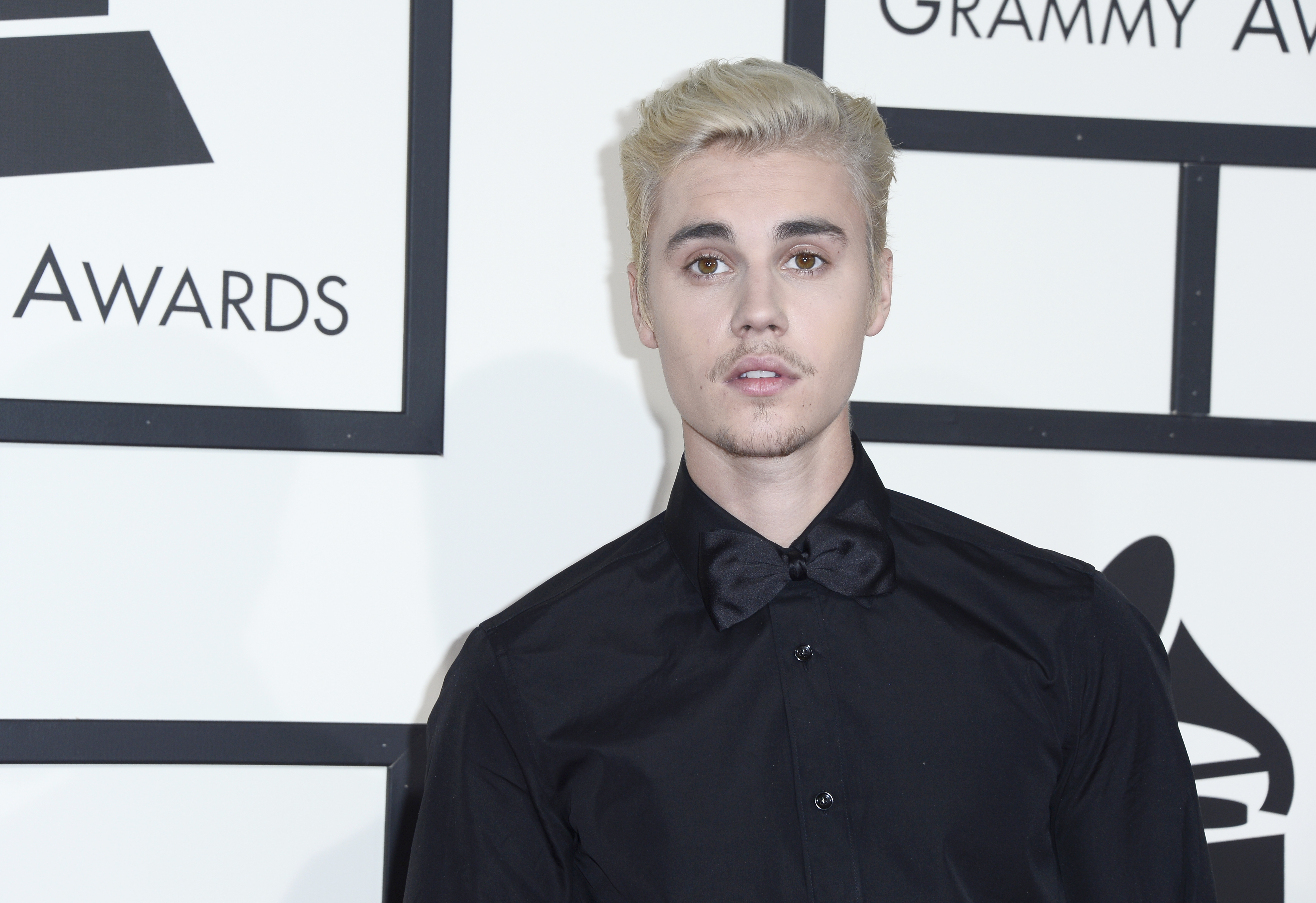 epa05163707 Justin Bieber arrives for the 58th annual Grammy Awards held at the Staples Center in Los Angeles, California, USA, 15 February 2016.  EPA/PAUL BUCK