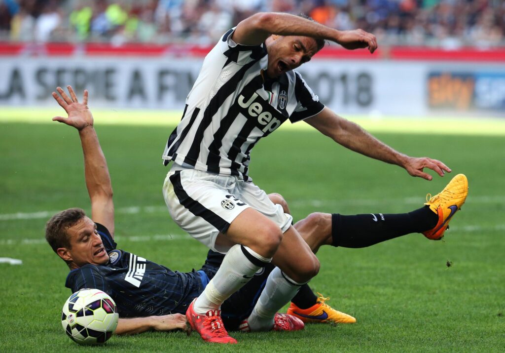 epa04751863 Fc Inter defender Nemanja Vidic (left) challenge for the ball with  Juventus forward Alessandro Matri during the Italian serie A soccer match between Fc Inter and Juventus   at Giuseppe Meazza stadium in Milan, 16 May 2015.  EPA/MATTEO BAZZI