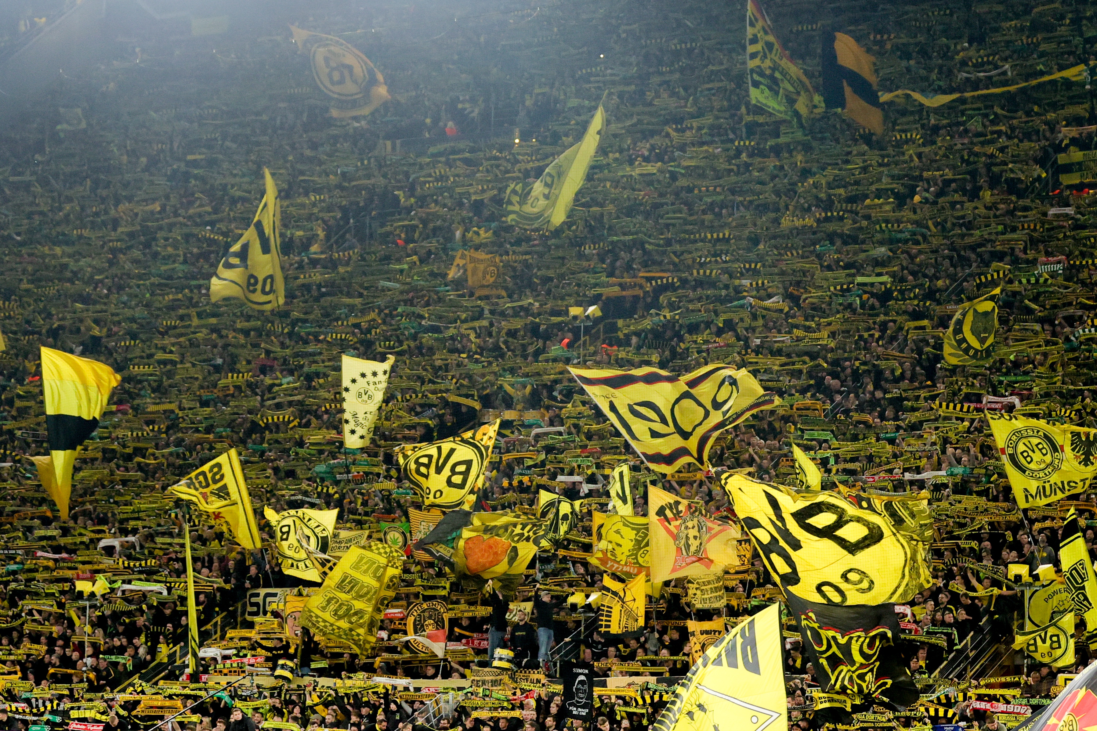 epa11636392 Dortmund supporters cheer prior the UEFA Champions League match between Borussia Dortmund and Celtic in Dortmund, Germany, 01 October 2024.  EPA-EFE/FRIEDEMANN VOGEL