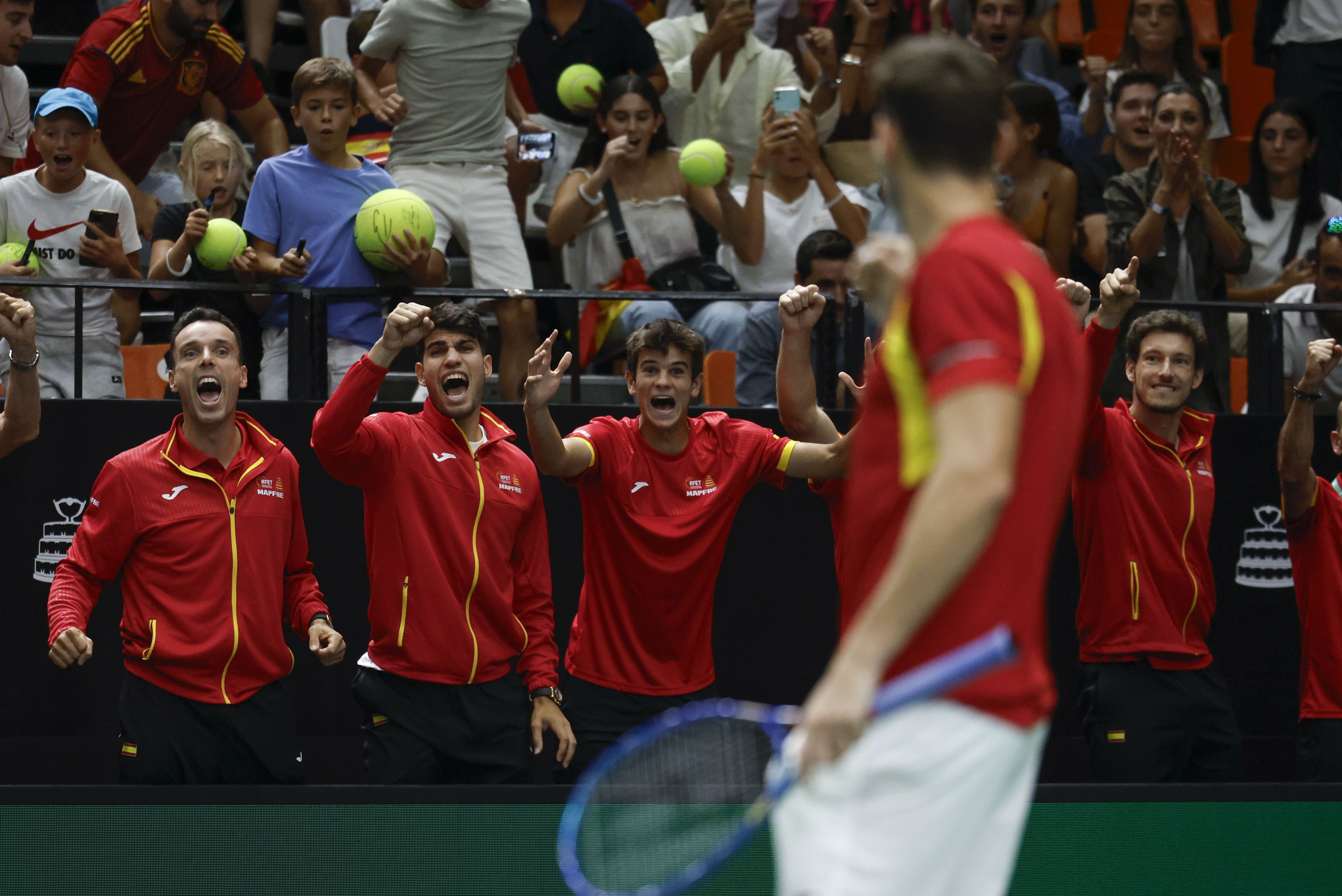 epa11606338 Carlos Alcaraz (2-L) and Roberto Bautista Agut (L) of Spain celebrate winning the first place in the Group B for the Davis Cup Finals between Spain and Australia held in Valencia, Spain, 15 September 2024.  EPA-EFE/BIEL ALINO
