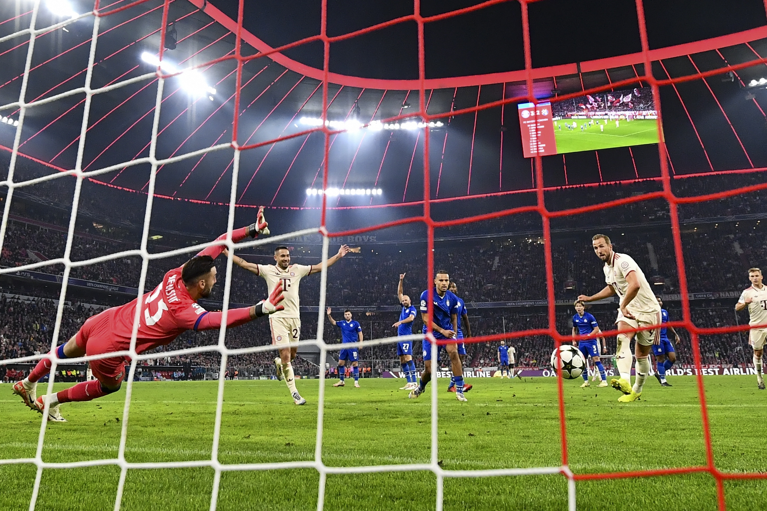 epa11610734 Harry Kane of Bayern (R) scores the 4-2 goal against goalkeeper Ivan Nevistic of Dinamo Zagreb (L) during the UEFA Champions League match between Bayern Munich and Dinamo Zagreb in Munich, Germany, 17 September 2024.  EPA-EFE/ANNA SZILAGYI