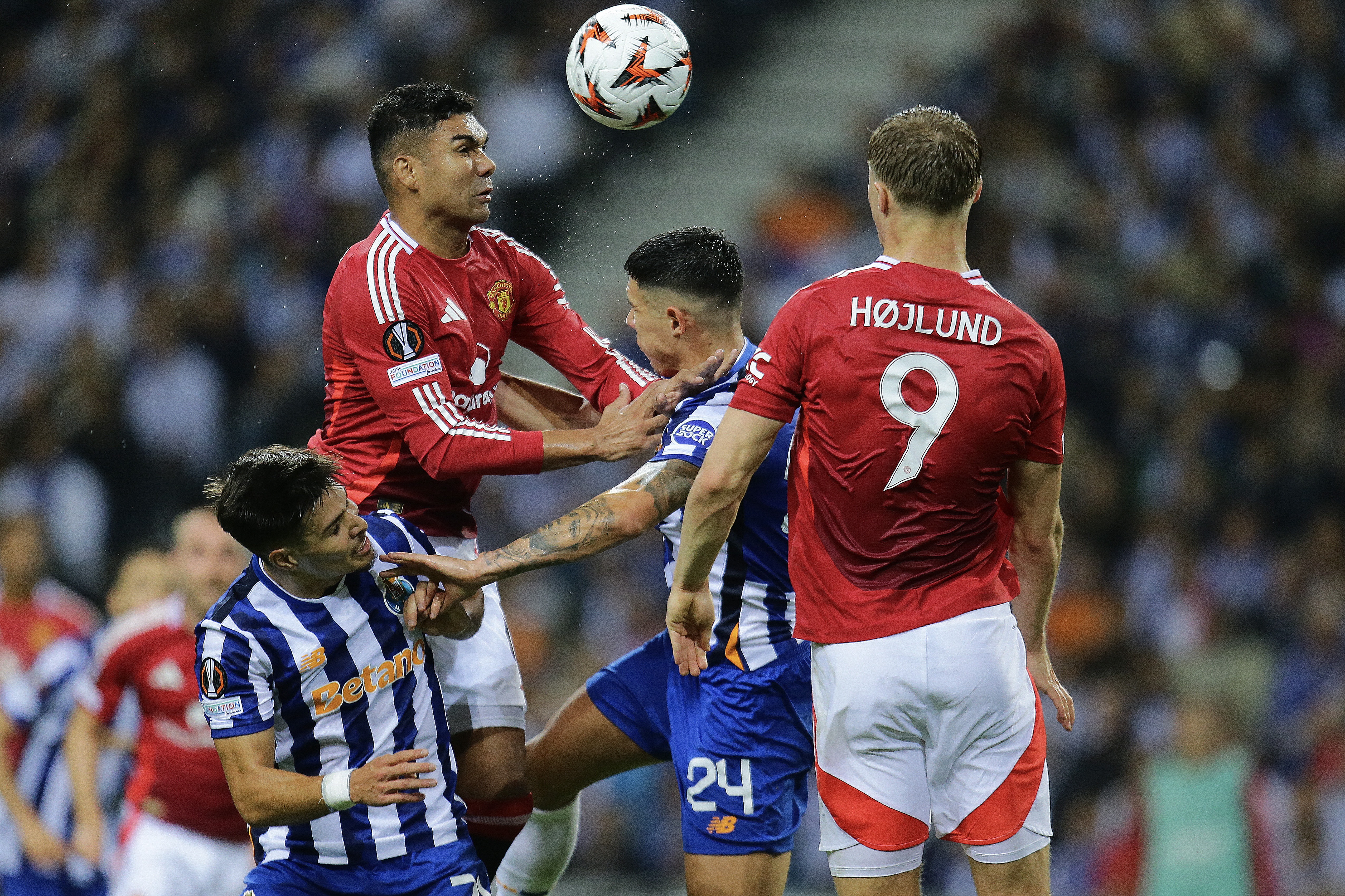 epa11640728 FC Porto's Nehuen Perez (2-R) in action against Manchester United's Casemiro during the UEFA Europa League soccer match between FC Porto and Manchester United, in Porto, Portugal, 03 October 2024.  EPA-EFE/MANUEL FERNANDO ARAUJO